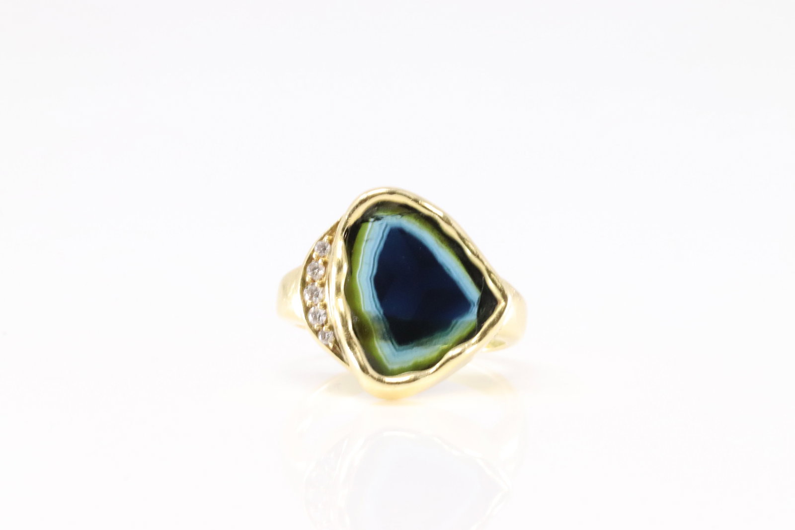 Quartz & Diamond Ring 18Kt.: Ladies 18Kt Yellow Gold Quartz & Diamond Ring. This Elegant Ring has Quartz Gemstone with 5 Sparkling Diamonds. Ring size: 6.00. Total weight: 5.30 Grams.