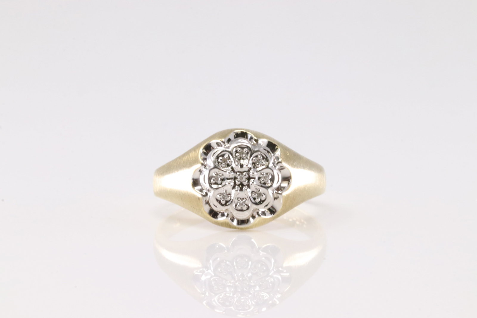 Diamond Ring 10Kt.: 10Kt Yellow Gold Diamond Ring. This Charming Ring has Flower Design with 9 Sparkling Diamonds. Ring size: 10.00. Total weight: 3.00 Grams.
