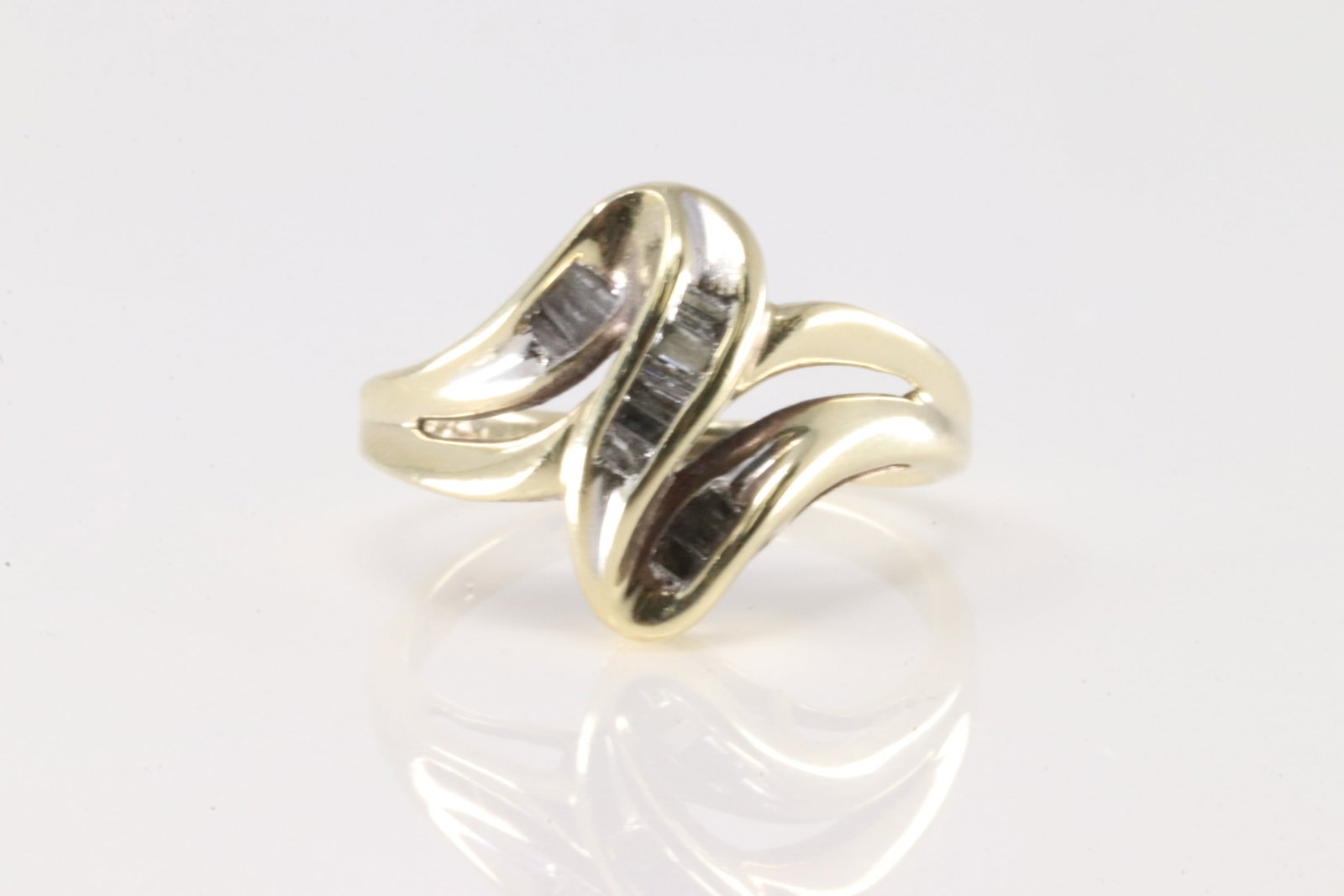Dimond Ring 10Kt.: Ladies 10Kt Yellow Gold Diamond Ring. This ring has 12 cut baguette diamonds. Ring size: 6.25. Total weight: 3.00 Grams.