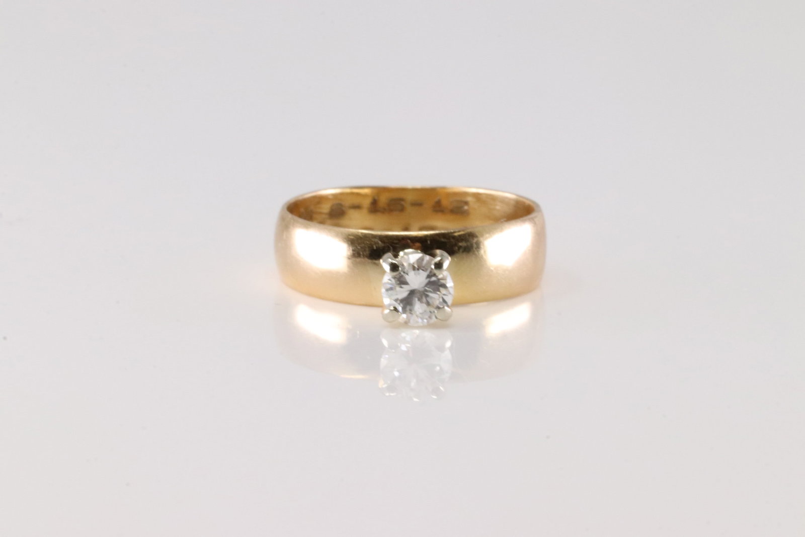 Engagment Diamong Ring 18Kt.: Ladies 18Kt Yellow Gold Engagment Diamond Ring. This Engagment Ring has Charming Round Diamond. Diamond Weight Approx: 0.30 Ring Size: 6.50. Total Weight: 3.6 Grams.