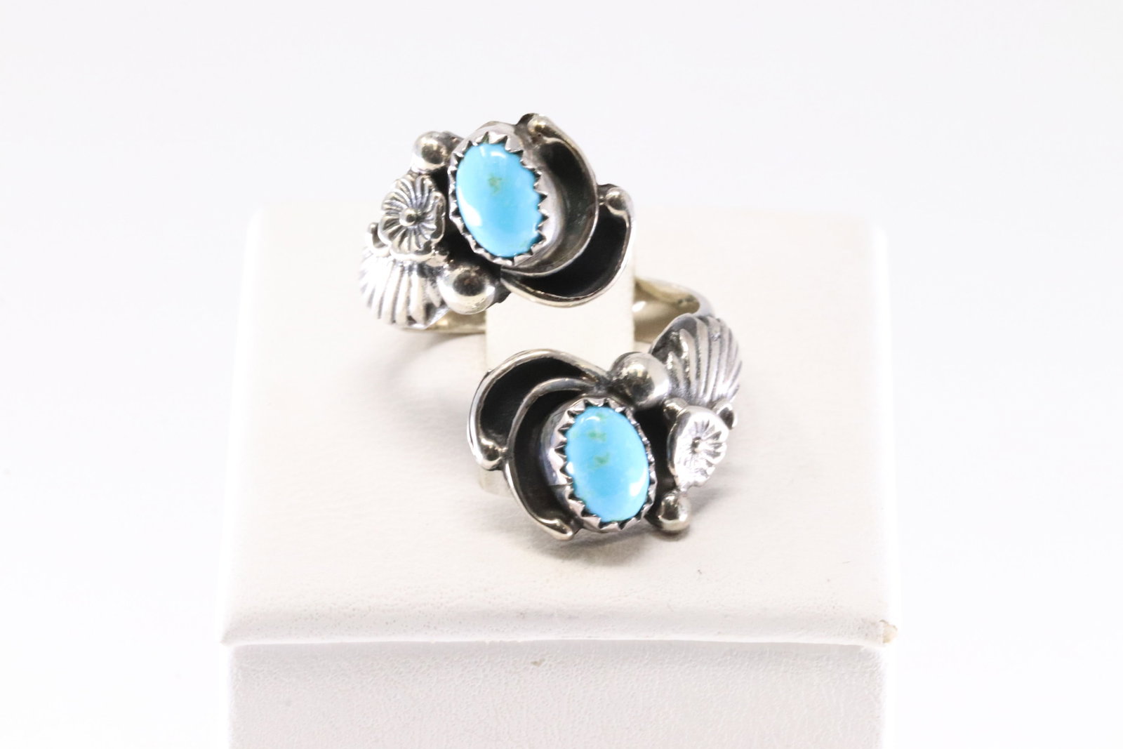 America Navajo Sterling Silver Turquoise Ring.: This is a America Navajo Sterling Silver Turquoise Ring. Ring size: 7.00.
