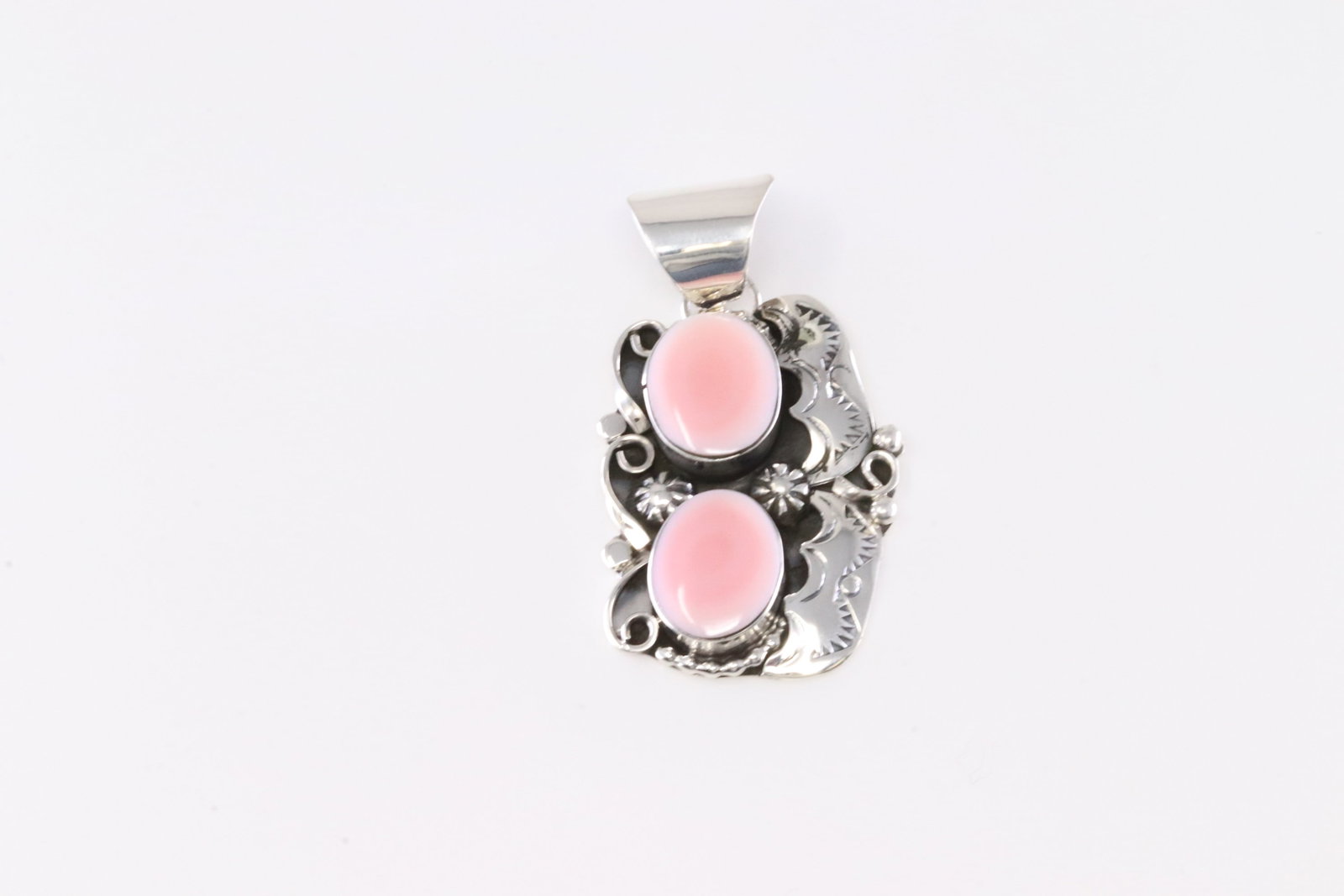 Native America Navajo Sterling Silver Pink Conch Shell Pendant By Jeremy Delgarito.: This is a Native America Navajo Sterling Silver Pink Conch Shell Pendant By Jeremy Delgarito. Stamp From R.B Company.