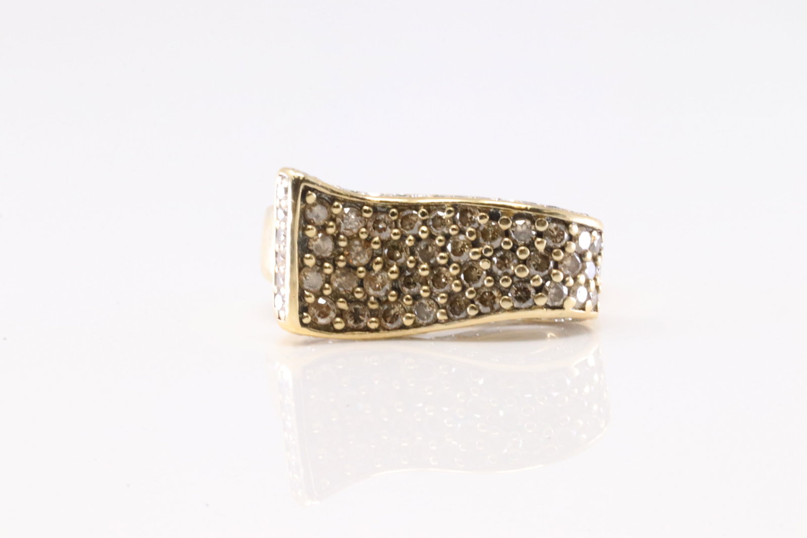 Diamond Ring 14Kt.: Ladies 14Kt Yellow Gold Diamond Ring. Ring has curved design with 2 tone diamonds. and an total of 97 Champagne & white round diamonds. Diamonds weight approx: 1.5cttw. Ring size: 6.50. Total weight: