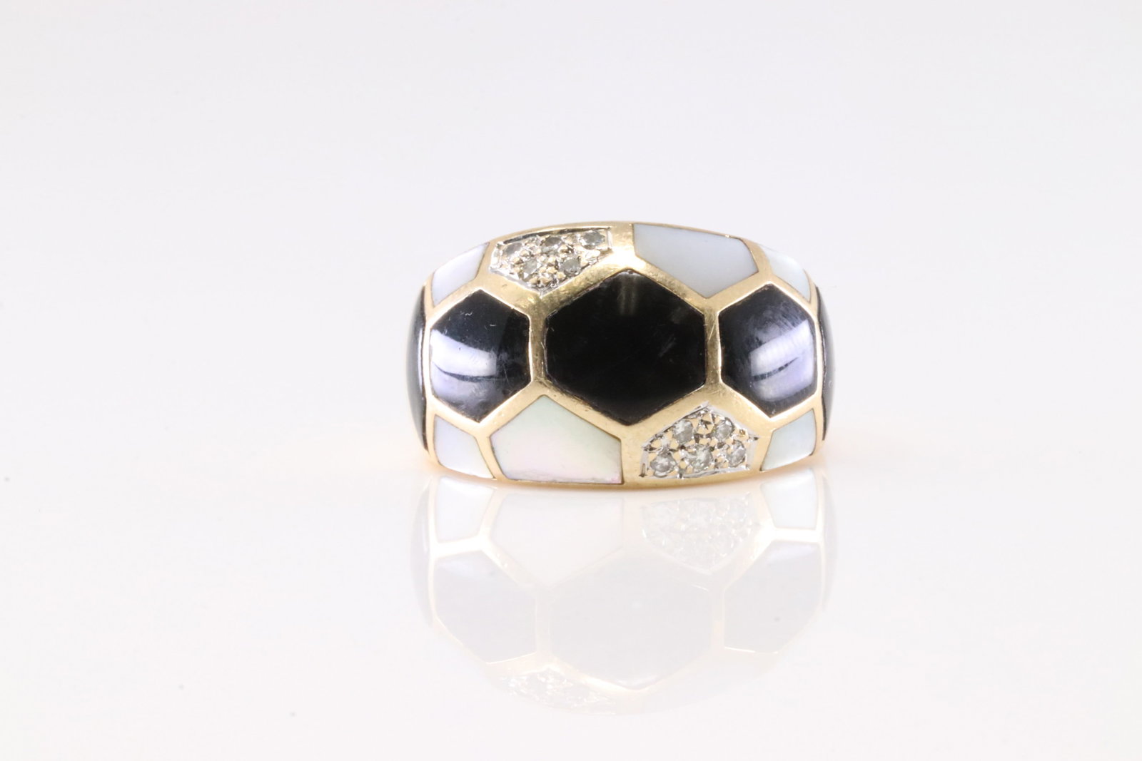 14Kt Yellow Gold Diamond,Onyx,Mother of Pearl Ring.: This is a 14Kt Yellow Gold Diamond,Onyx,Mother of Pearl Ring. The ring has 10 diamond accent. Ring Size: 7.50. Total Weight: 8.30 Grams.