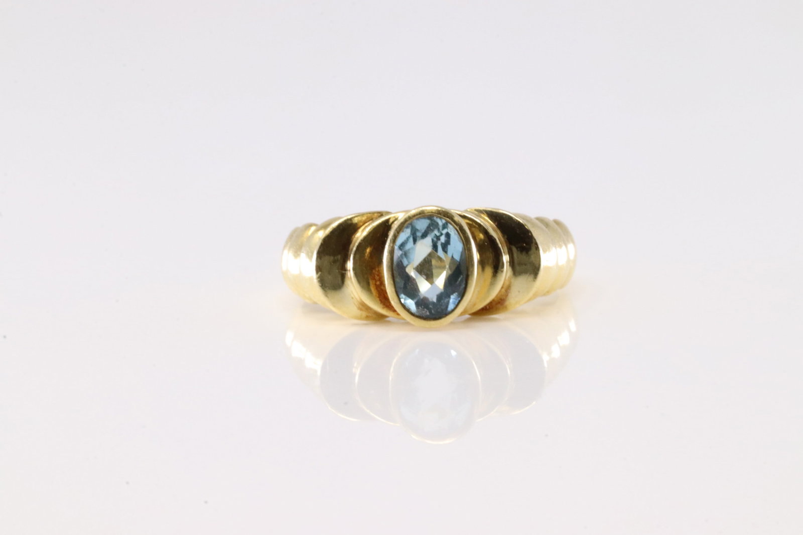 Aquamarine Ring 14Kt.: Ladies 14Kt Yellow Gold Aquamarine Ring. This Ring has Solitaire Gorgeous Aquamarine Gemstone. Ring Size: 5.50. Total Weight: 4.73. Grams.