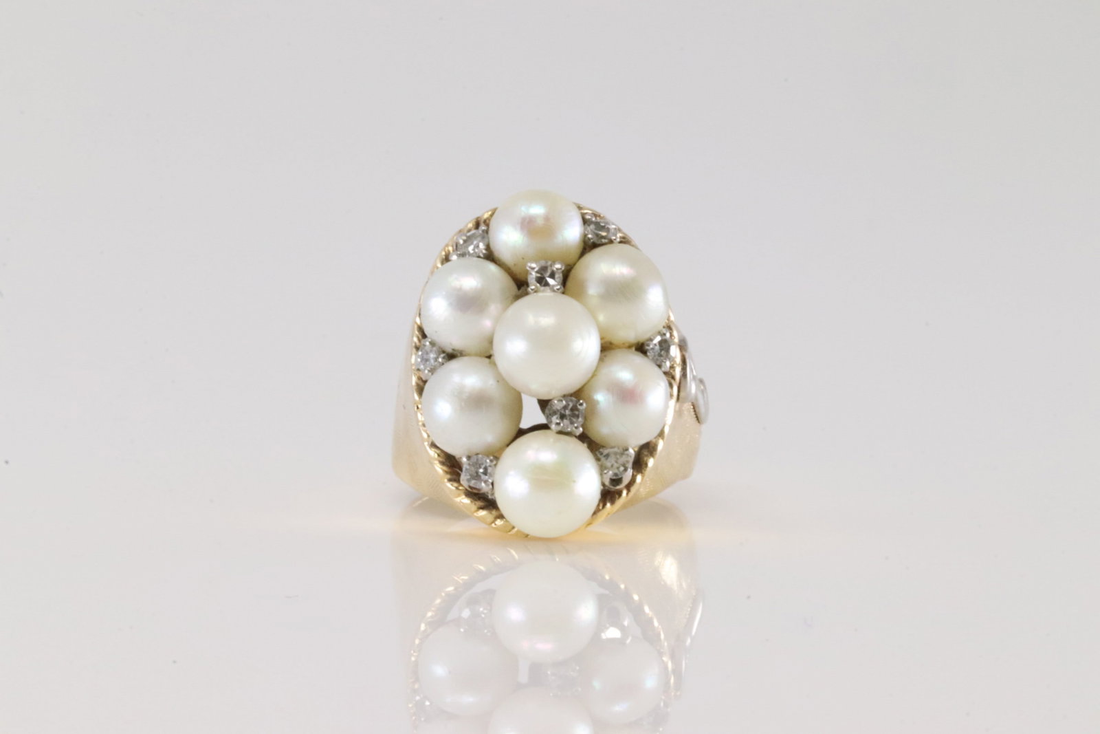Pearl & Diamond Ring 14Kt.: Ladies 14Kt Yellow Gold Pearl & Diamond Ring. This elegant ring has 7 pearls with 8 sparkling diamonds. Diamond Approx Weight: Ring Size: 3.25. Total Weight: 9.00 Grams.