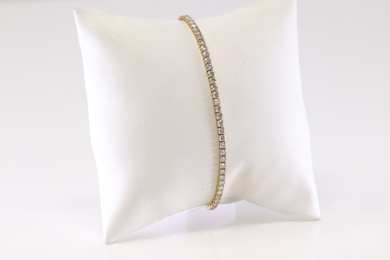 Tennis Diamond Bracelet 18Kt.: 18Kt Yellow Gold tennis Diamond Bracelet. This Elegant Tennis Bracelet has 70 Brilliants Diamonds. Diamonds weight Approx: 1.50 ctw Bracelet length: 8.00" Total weight: 3.32 Grams.