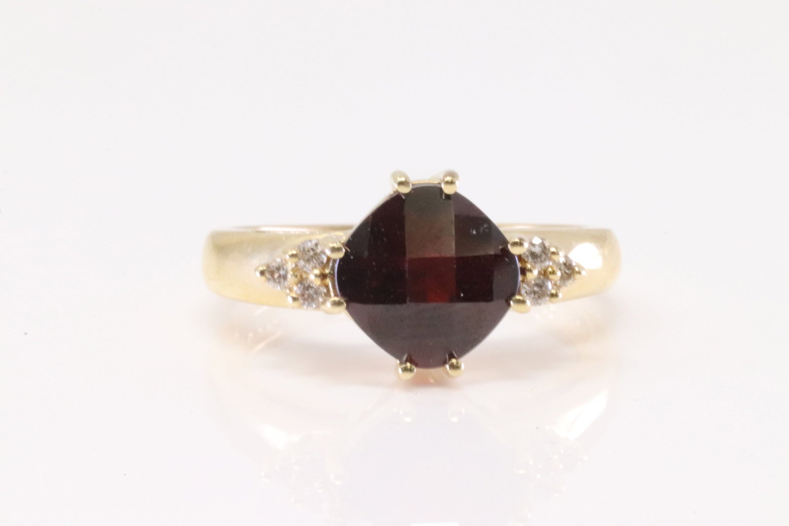 Garnet & Diamond Ring 14Kt.: Ladies 14Kt Yellow Gold Garnet & Diamond Ring. Ring has Garnet Gems with 6 round Diamonds. Garnet Measure: Diamonds weight approx: 0.50ctw. Ring size: 6.50. Total weight: 3.70 Grams.