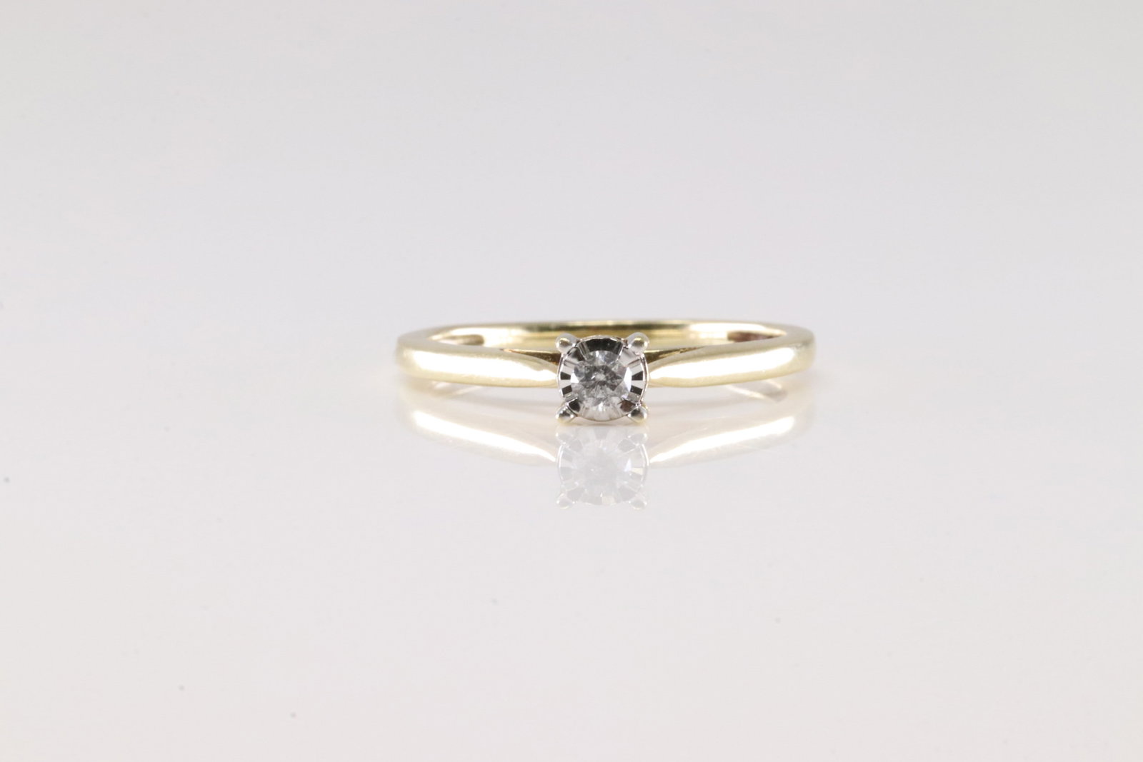 Engagment Diamond Ring 10Kt.: Ladies 10Kt Yellow Gold Diamond Ring. This Elegant Engagment Ring has Solitaire Round Sparkling Diamond. Diamond Approx Weight: 0.20ctw. Ring Size: 7.00.