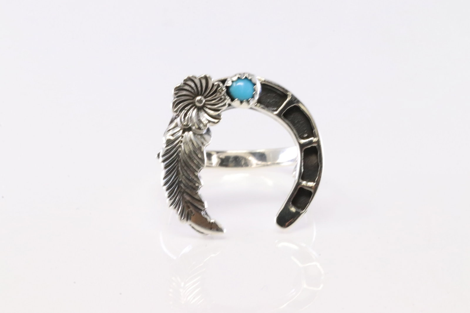 America Sterling Silver Turquoise Ring.: This is a America Sterling Silver Turquoise Ring. Ring Size: 6.00.