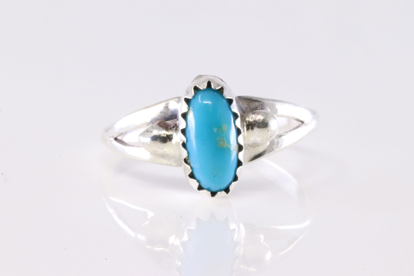 America Sterling Silver Turquoise Ring.: This is a America Sterling Silver Turquoise Ring. Ring Size: 4.50.