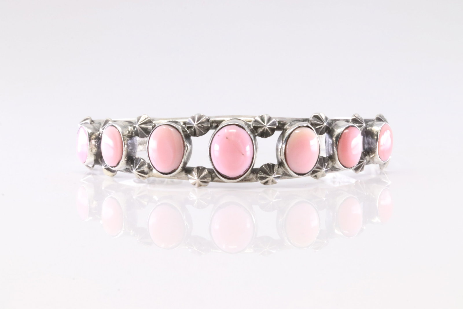 Native America Sterling Silver Pink Conch Shell Bracelet Cuff. (1 of 4)