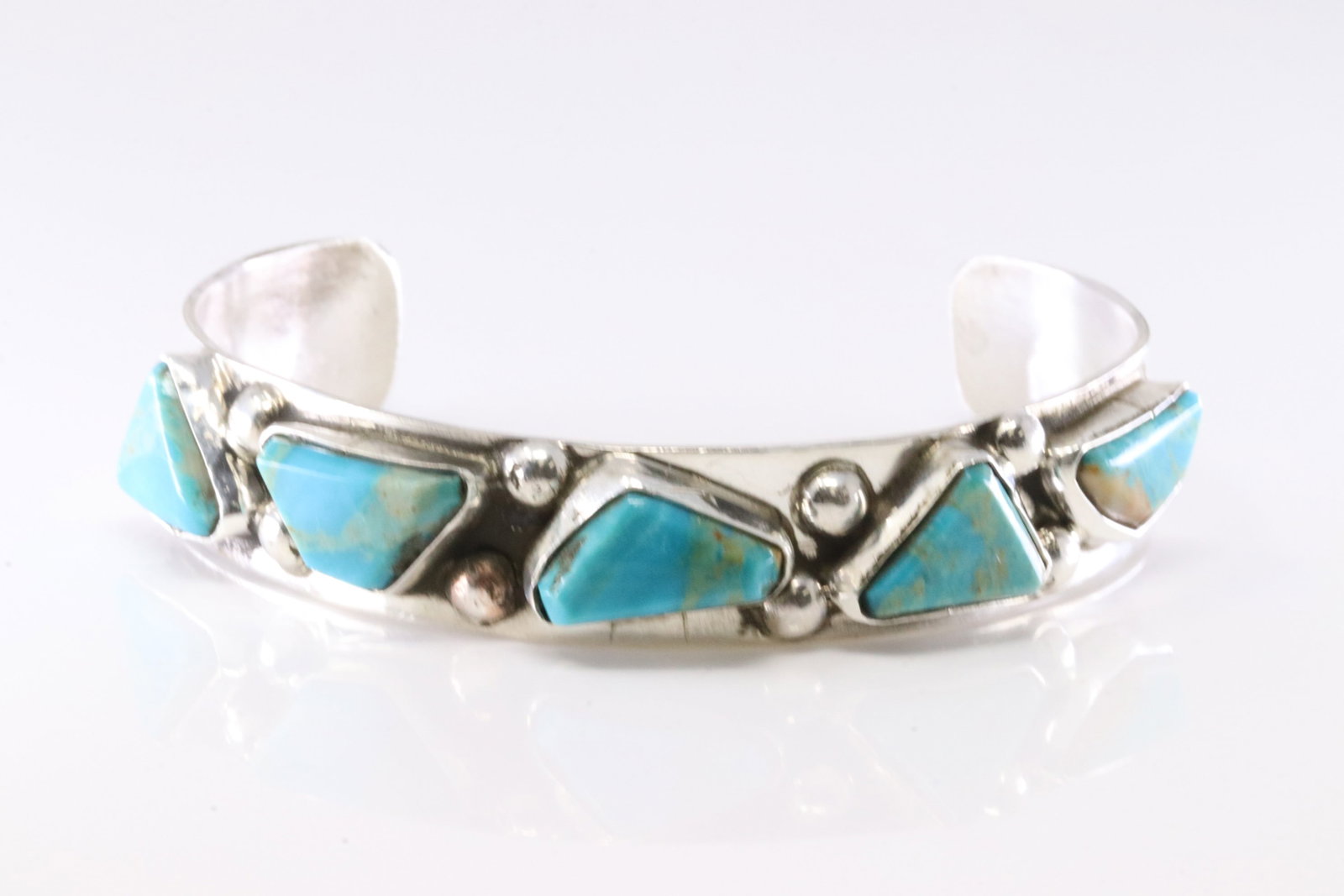 Native America Zuni Sterling Silver Kingman Turquoise Bracelet Cuff By Jude Candelaria.: This is a Native America Zuni Sterling Silver Kingman Turquoise Bracelet Cuff By Jude Candelaria. Stamp Jude Candelaria.