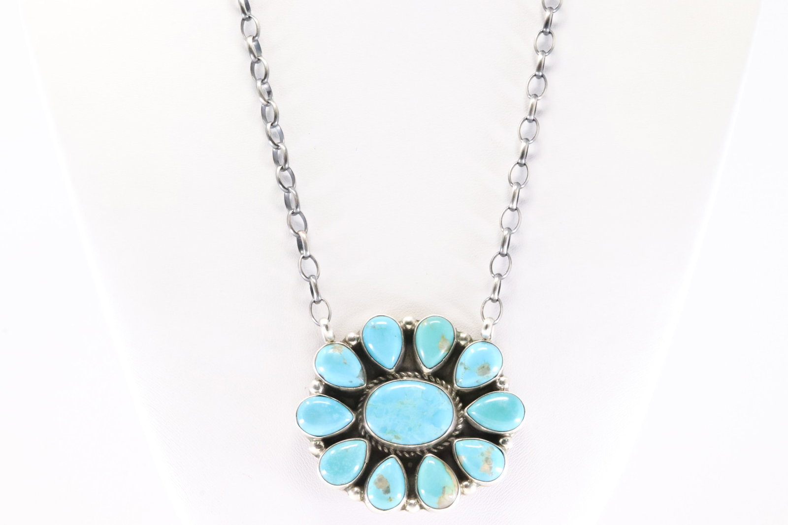Native America Navajo Sterling Silver Kingman Turquoise Necklace By Gerildine James.: This is a Native America Navajo Sterling Silver Kingman Turquoise Necklace By Gerildine James. Stamp G James. Necklace Length: 18.00.