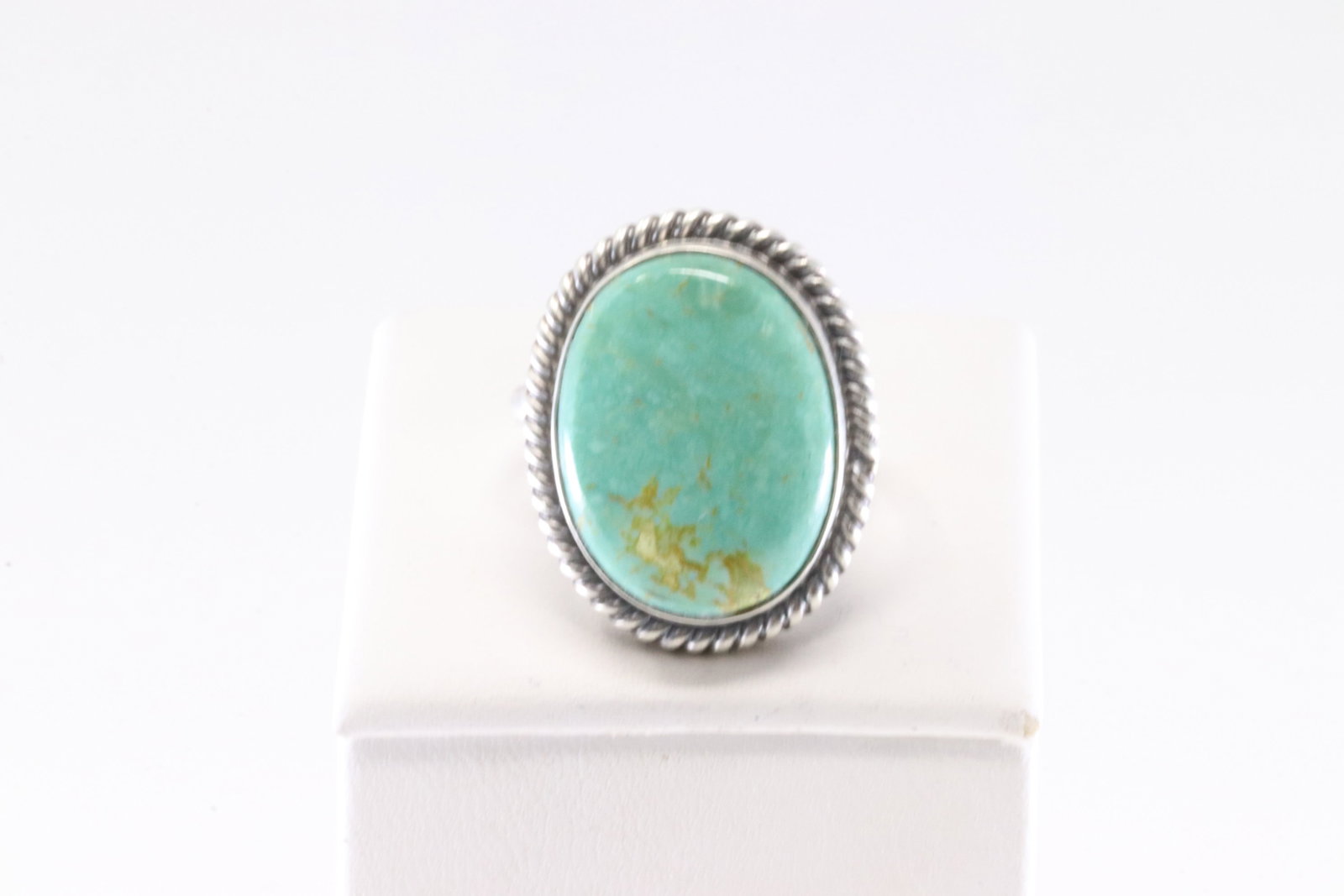 Native America Navajo Sterling Silver Turquoise Ring By J.Belin.: This is a Native America Navajo Sterling Silver Turquoise Ring By J.Belin. Ring size: 7.00.
