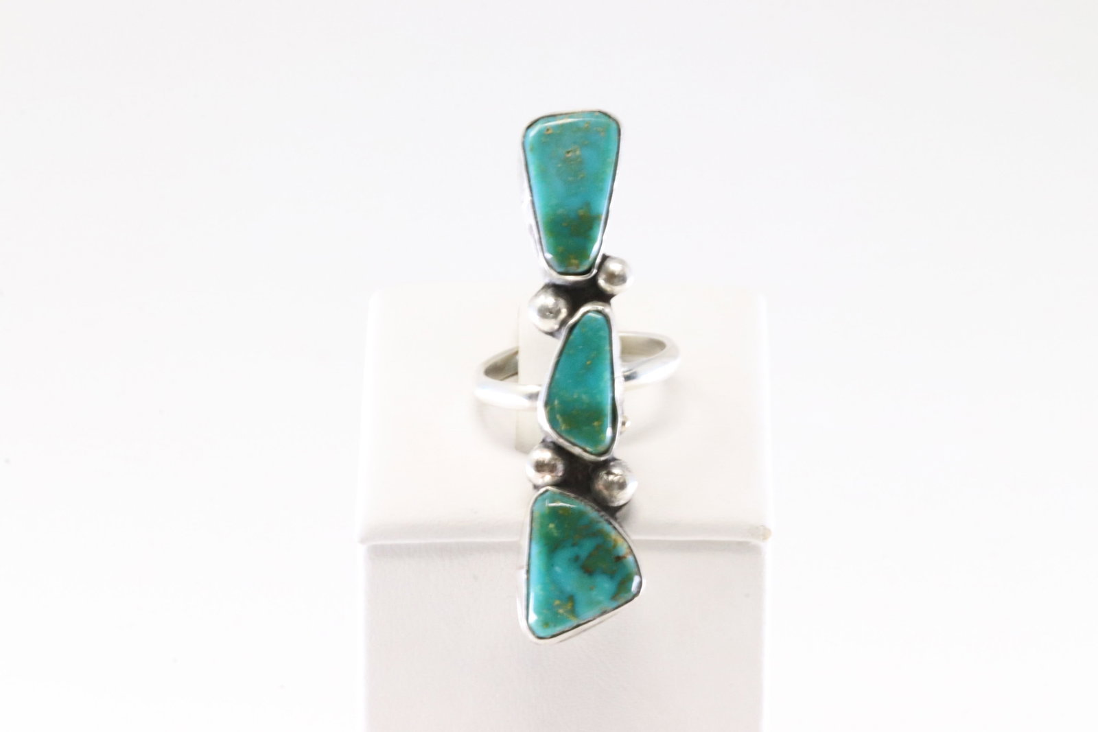 Native America Zuni Sterling Silver Turquoise Ring By Jude Candelaria.: This is a Native America Zuni Sterling Silver Turquoise Ring By Jude Candelaria. Ring size: 5.00.