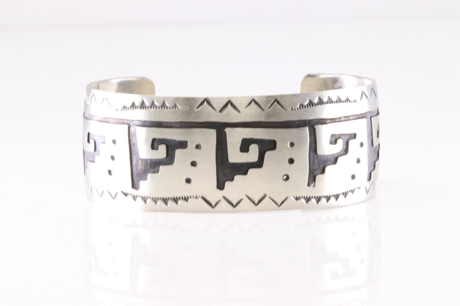 Native America Navajo Sterling Silver Solid Bracelet Deisgn Cuff By B.: This is a Native America Navajo Sterling Silver Solid Bracelet Deisgn Cuff By B.