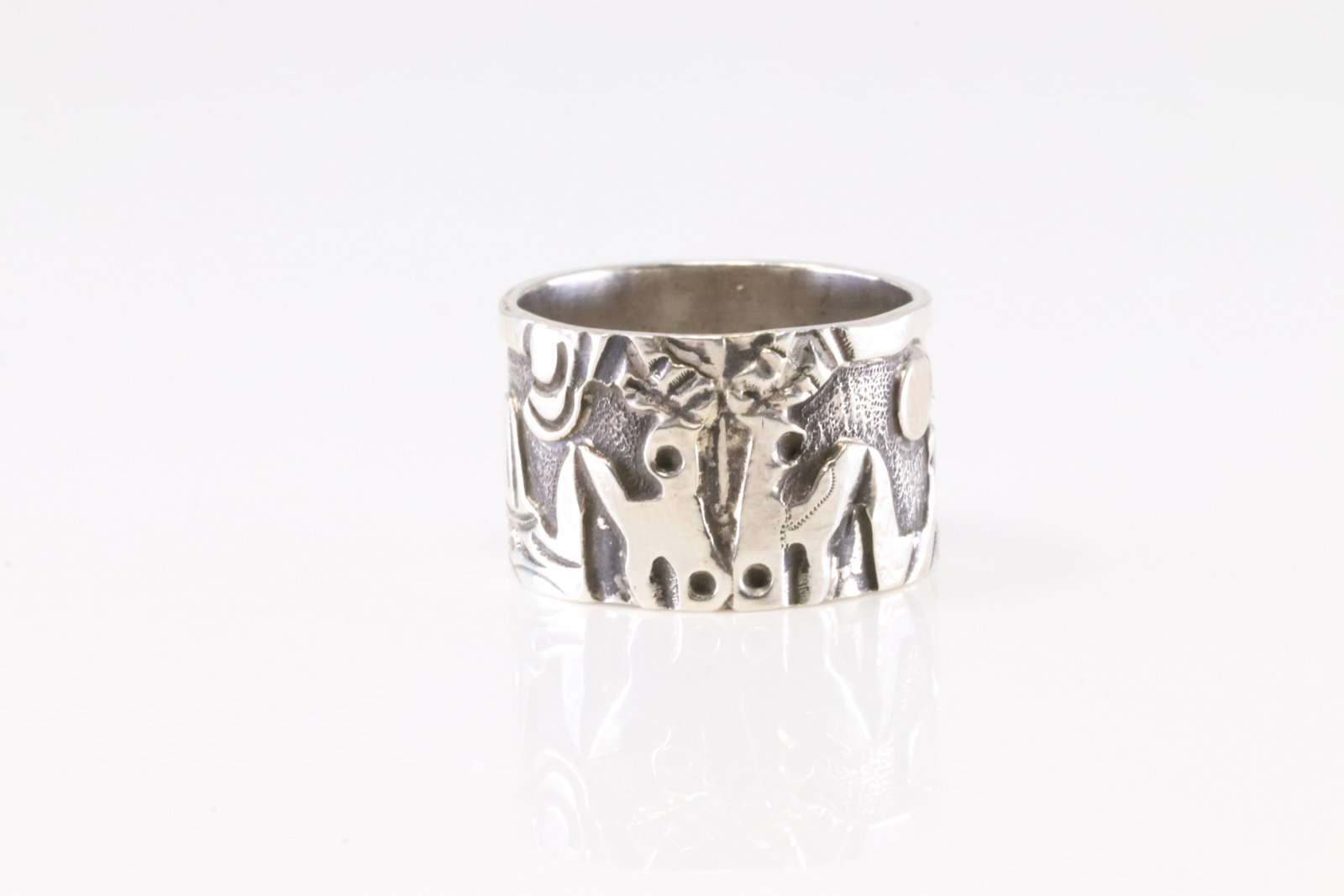 Native America Navajo Sterling Silver Story Horse Ring By B.: This is a Native America Navajo Sterling Silver Story Horse Ring By B. Ring size: 7.25.