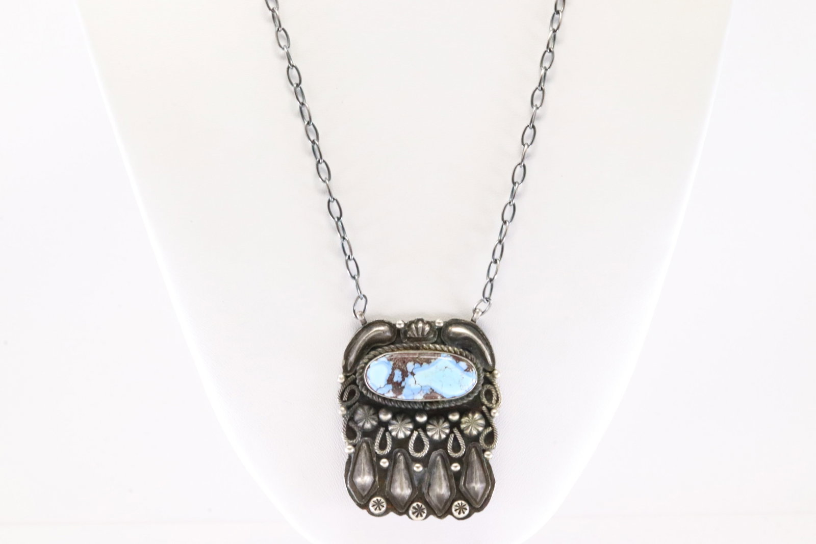 Native America Navajo Sterling Silver Golden Hill Turquoise Necklace By Jeff James.: This is a Native America Navajo Sterling Silver Golden Hill Turquoise Necklace By Jeff James. Necklace length: 18.00"
