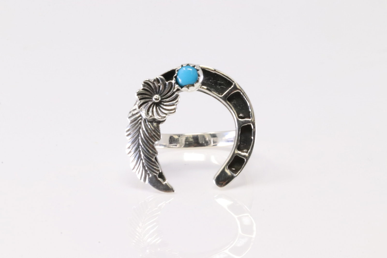 America Sterling Silver Turquoise Ring.: This is a America Sterling Silver Turquoise Ring. Ring Size: 5.00.