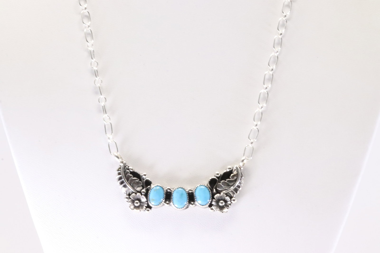 Native America Navajo Sterling Silver Turquoise Necklace By Gwendolyn Burnside.: This is a Native America Navajo Sterling Silver Turquoise Necklace By Gwendolyn Burnside. Stamp By R.B Company. Necklace Length: 18.00.
