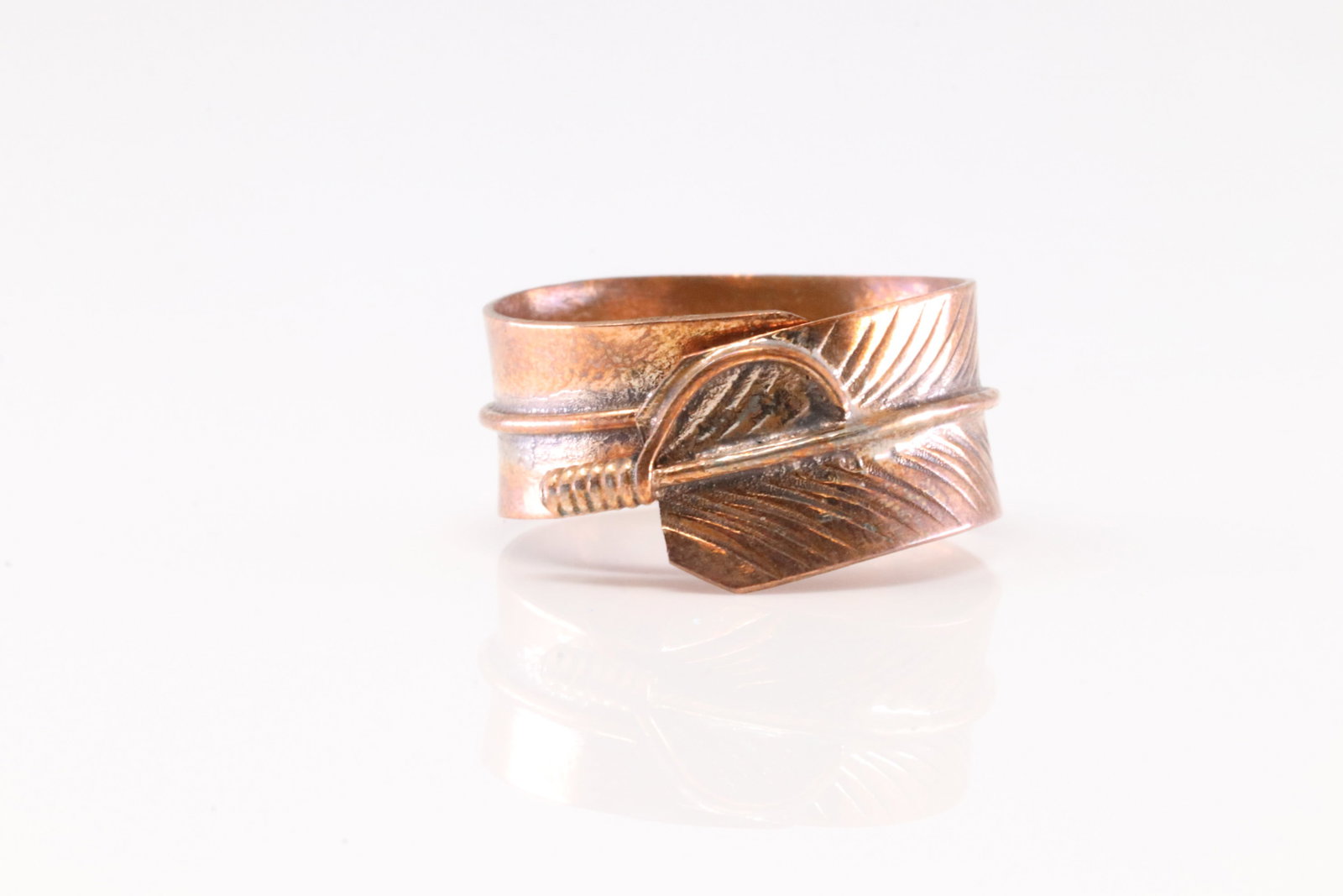 Native America Navajo Copper Feather Ring By Aaron Davis.: This is a Native America Navajo Copper Feather Ring By Aaron Davis. Ring size: 6.50.