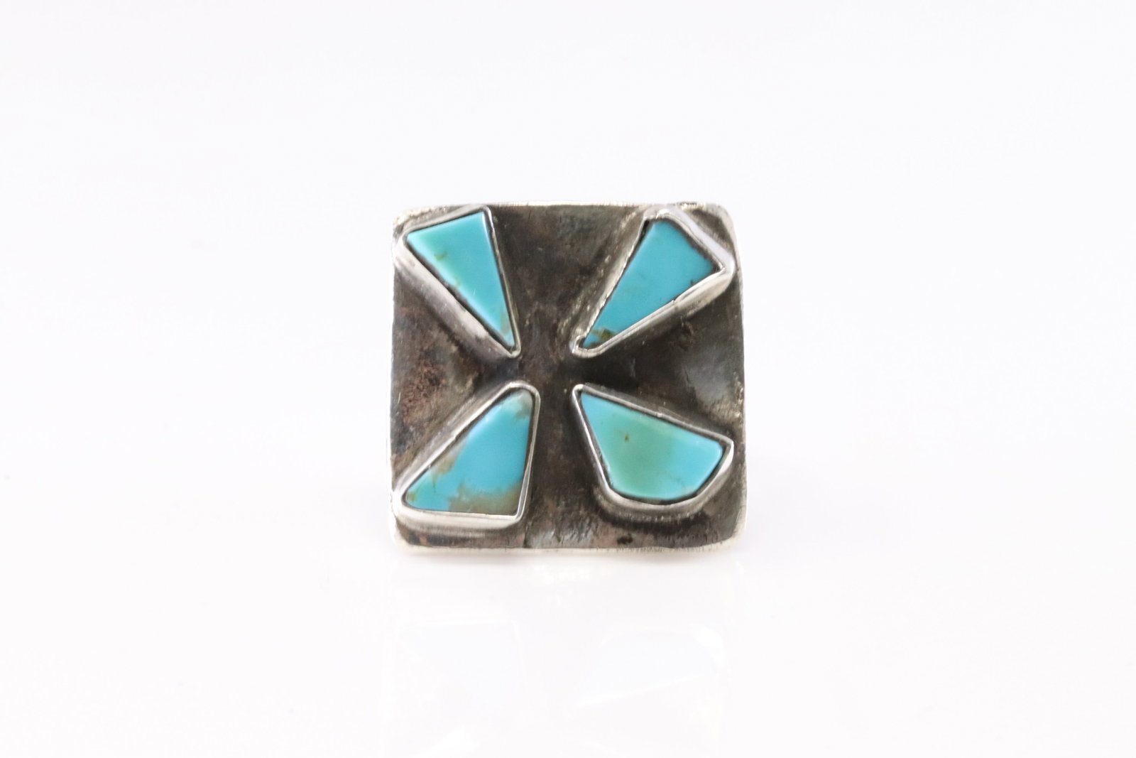 Native America Zuni Sterling Silver Turquoise Ring By Jude Candelaria.: This is a Native America Zuni Sterling Silver Turquoise Ring By Jude Candelaria. Stamp Jude Candelaria. Ring Size: 6.00.