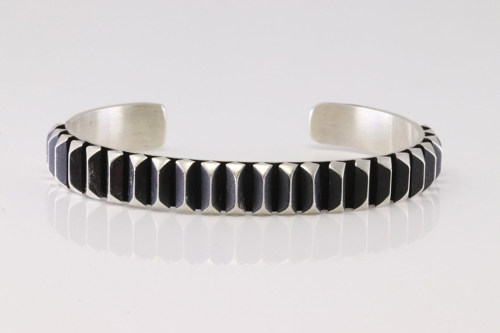 Native America Navajo Sterling Silver Solid Bracelet Cuff By L.Tahe. (1 of 4)