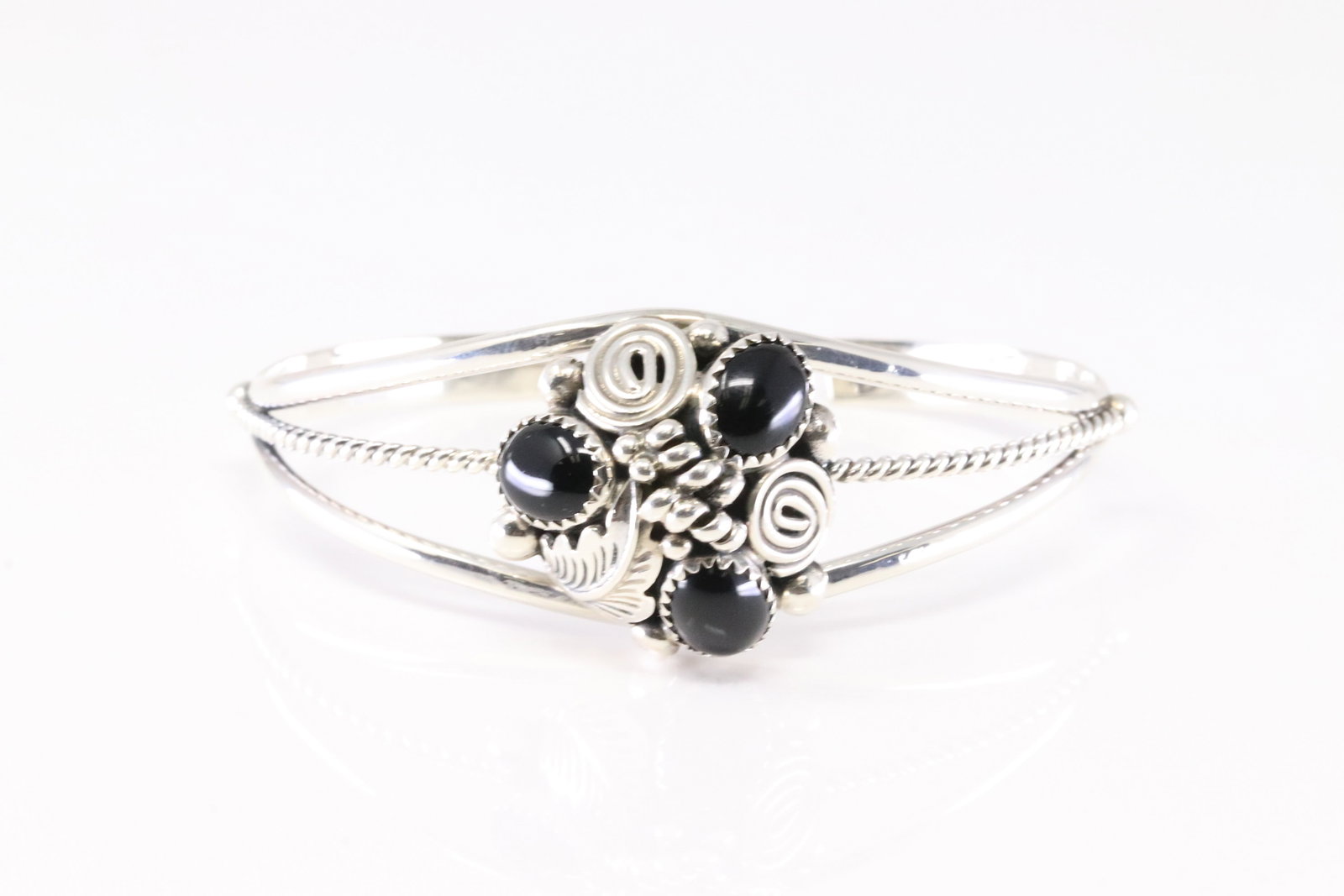 Native America Navajo Sterling Silver Black Onyx Bracelet Cuff By Phyllis A.Smith.: This is a Native America Navajo Sterling Silver Black Onyx Bracelet Cuff By Phyllis A.Smith. Stamp P.A Smith.