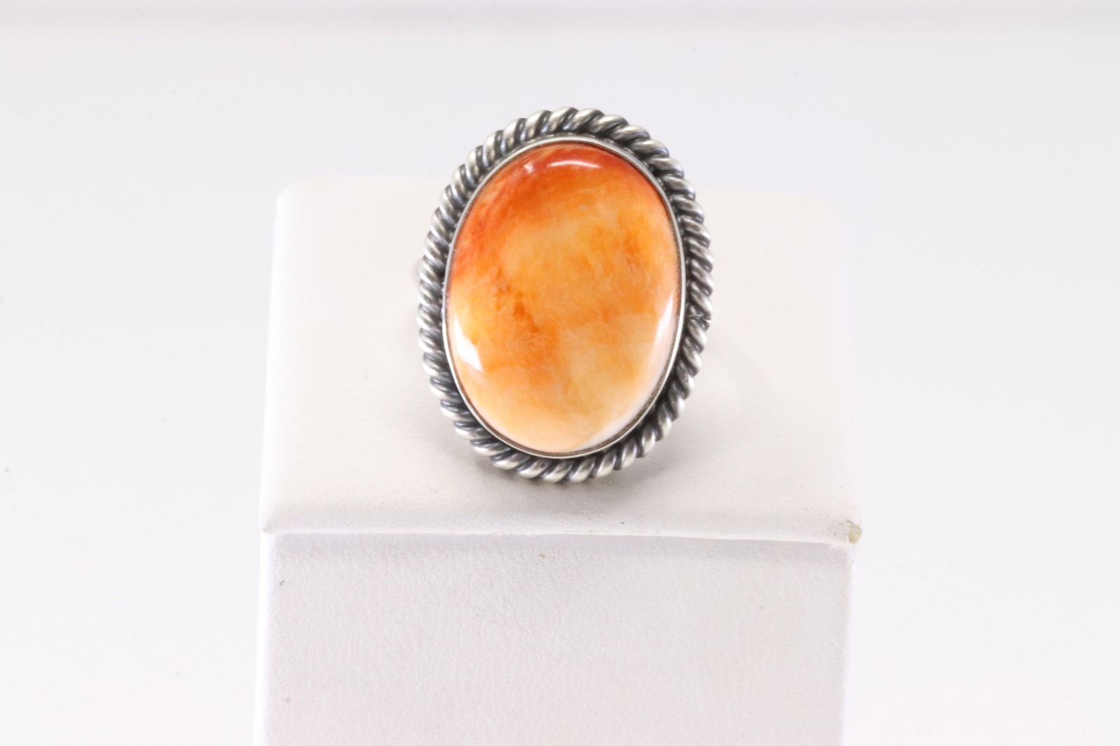 Native America Navajo Sterling Silver Spiny Oyster Ring By J. Belin.: This is a Native America Navajo Sterling Silver Spiny Oyster Ring By J. Belin. Stamp J. Belin. Ring Size: 6.00.