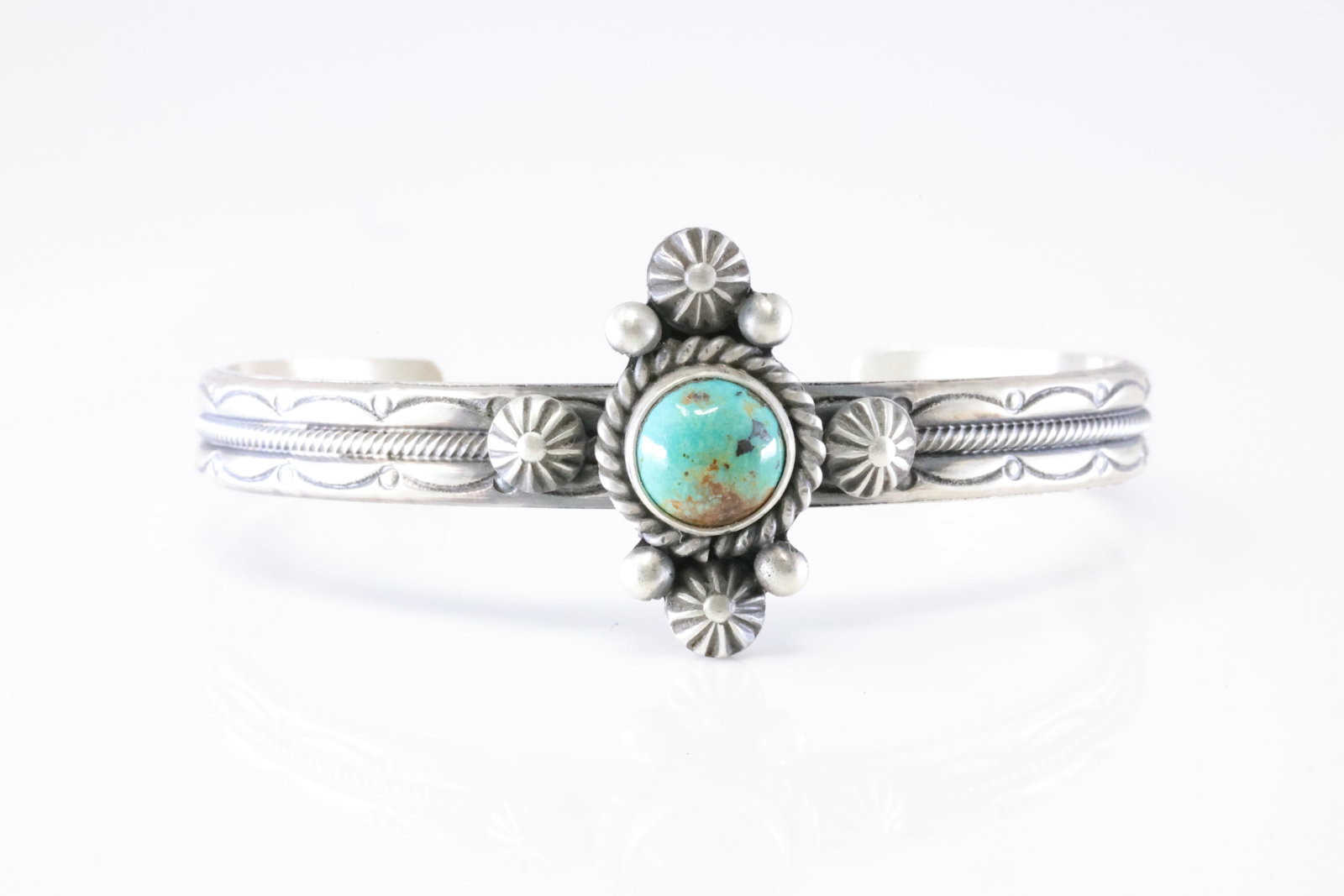 Native America Navajo Sterling Silver Kingman Turquoise Bracelet Cuff By Mike Calladitto.: This is a Native America Navajo Sterling Silver Kingman Turquoise Bracelet Cuff By Mike Calladitto. Stamp MC.