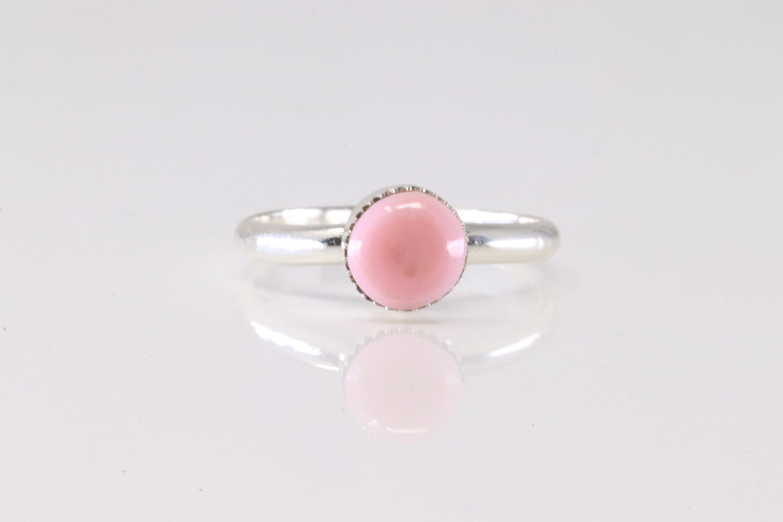 America Sterling Silver Pink Conch Ring.: This is a America Sterling Silver Pink Conch Ring. Ring Size: 6.50.