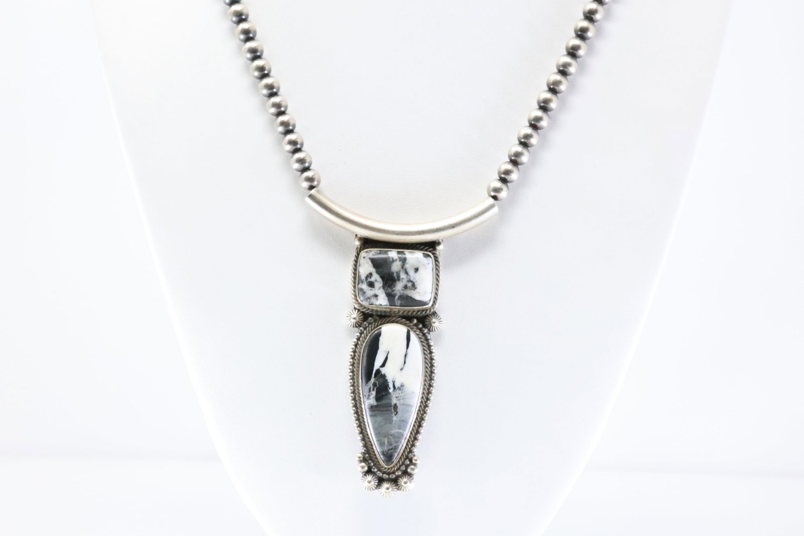 Native America Navajo Sterling Silver White Buffalo Pendant By Tom Lewis. With Sterling Silver Pearl: This is a Native America Navajo Sterling Silver White Buffalo Pendant By Tom Lewis. With Sterling Silver Pearl Bedaed Machine Made Necklace. Stamp Tom Lewis. Necklace Lenght: 18.00.