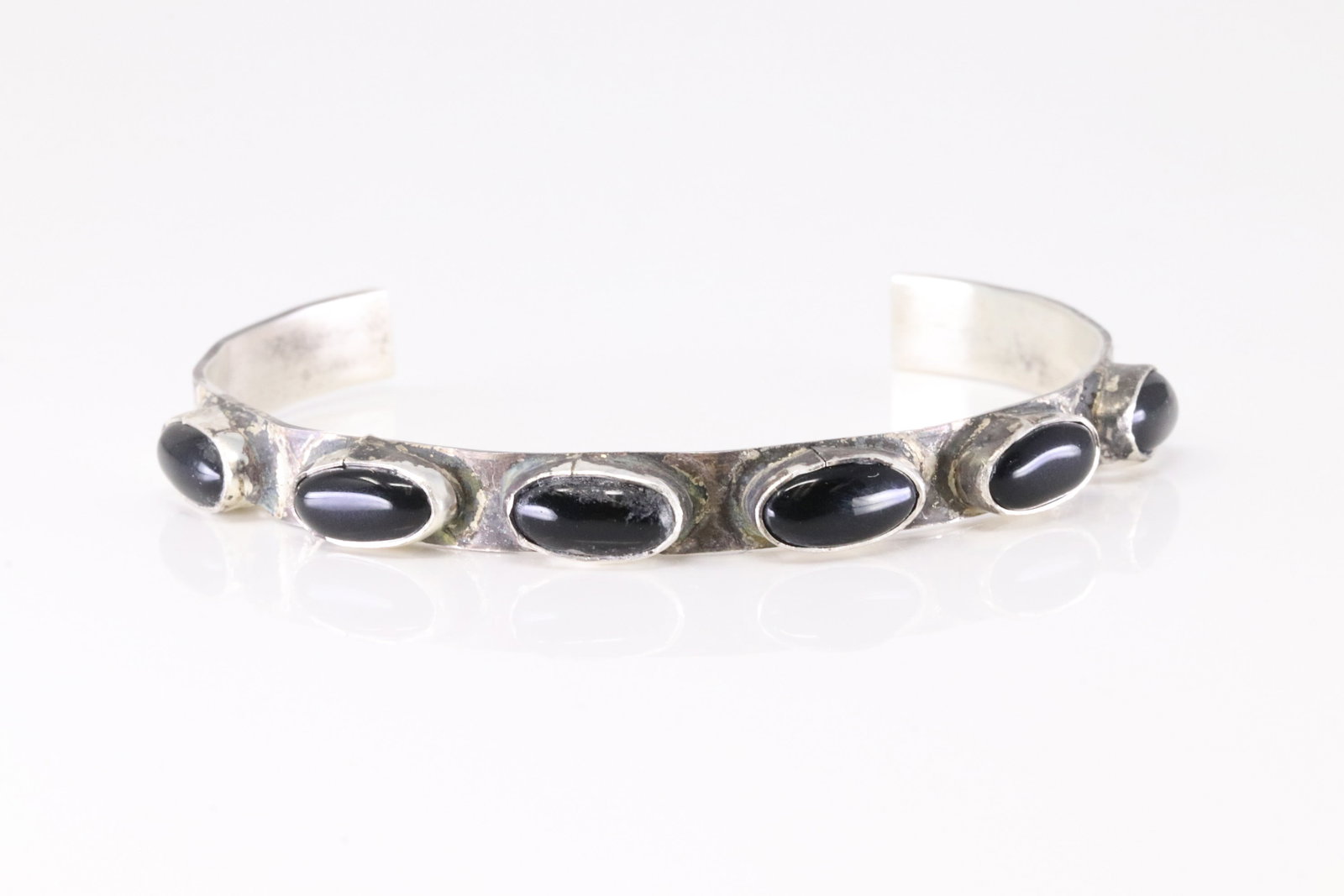 Native America Zuni Sterling Silver Black Onyx Bracelet Cuff By Jude Candelaria.: This is a Native America Zuni Sterling Silver Black Onyx Bracelet Cuff By Jude Candelaria. Stamp Jude Candelaria.
