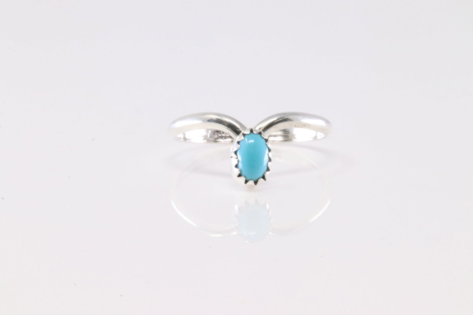 America Sterling Silver Turquoise Ring.: This is a America Sterling Silver Turquoise Ring. Ring size: 7.75.