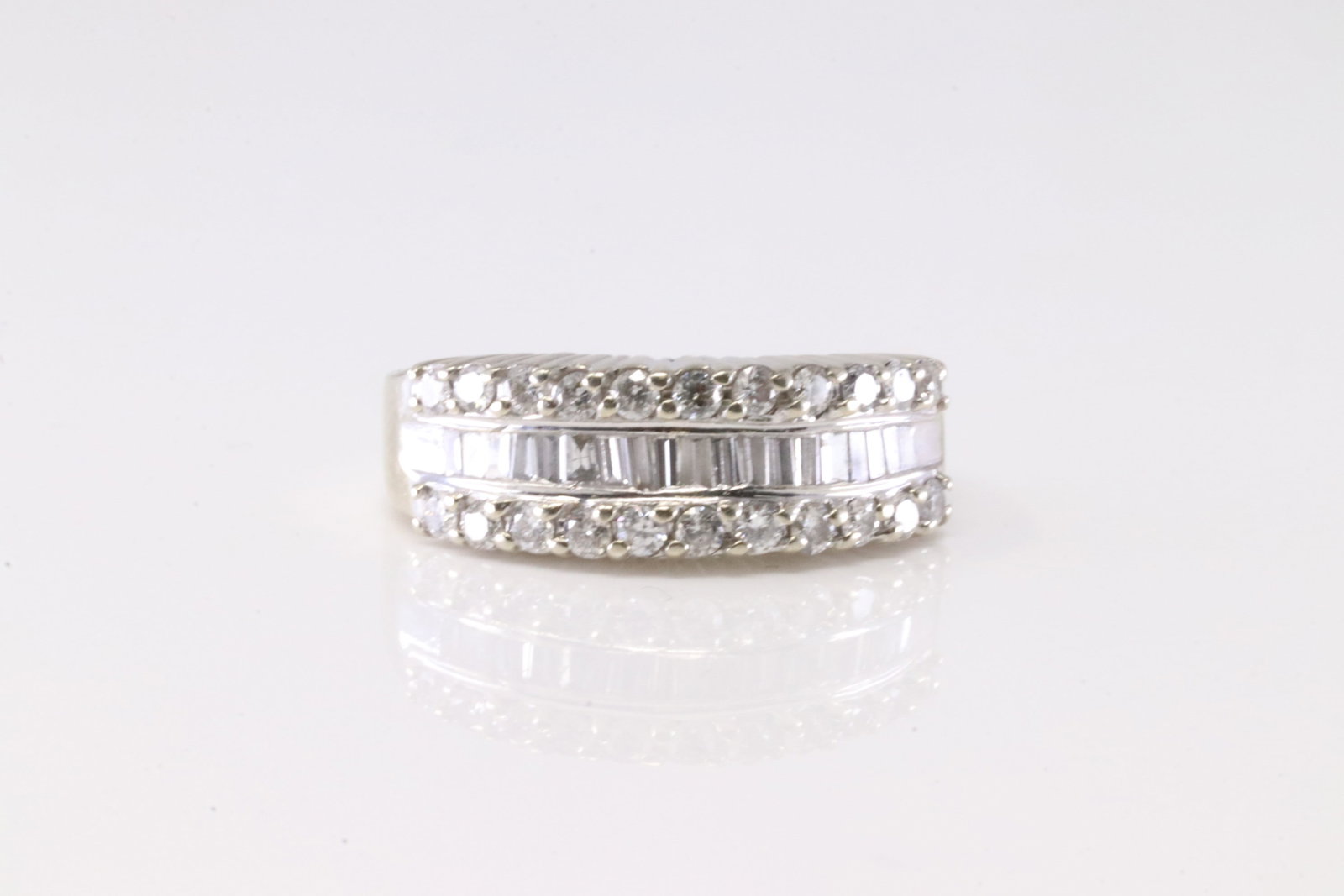 Elegant Diamond Ring 14Kt. (1 of 4)
