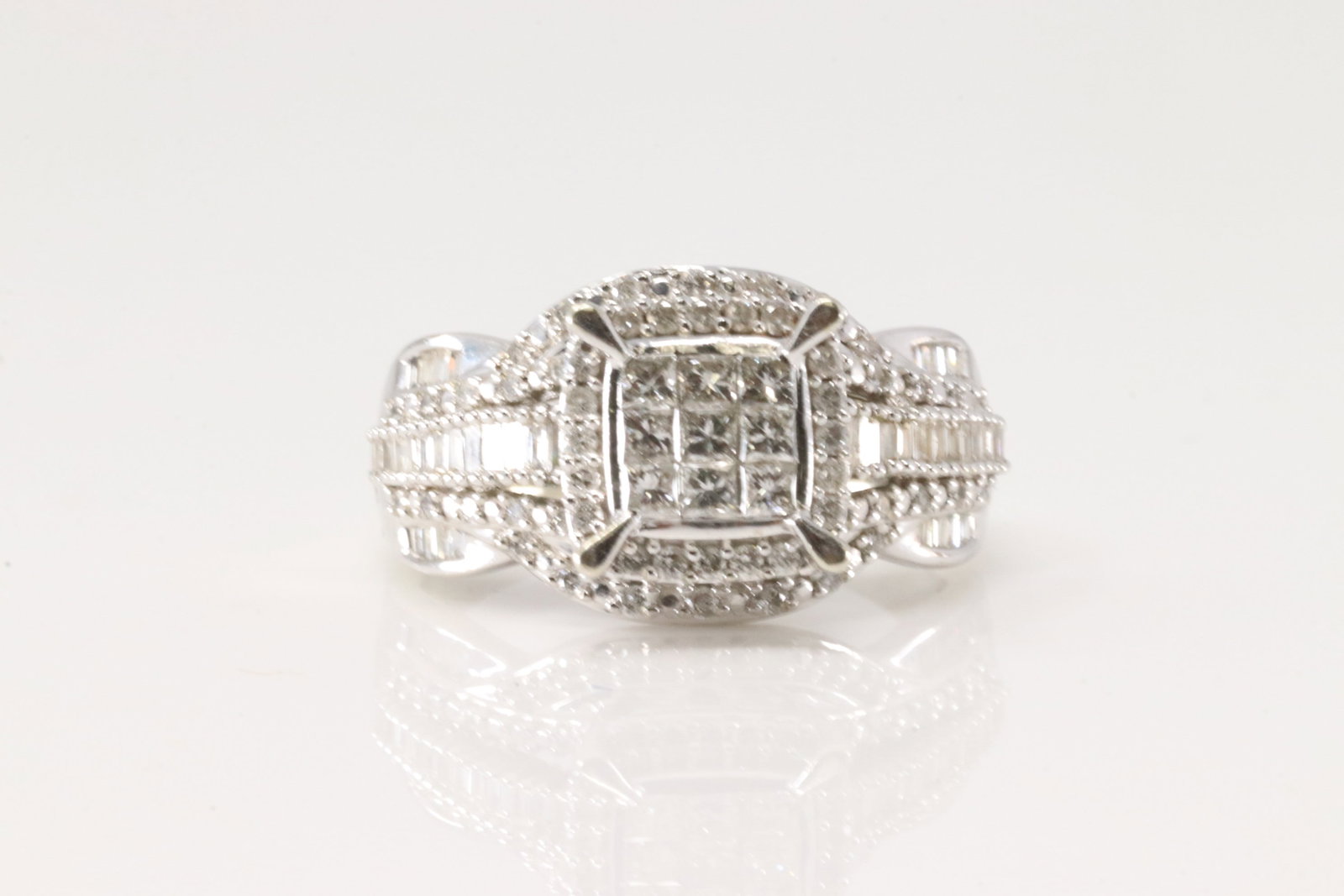 Elegant Wedding Diamond Ring 10Kt.: Ladies 10Kt White Gold Wedding Diamond Ring. This elegant ring has round / baguette and square brilliants diamonds. Ring size: 9.00. Total weight: 6.80 Grams.