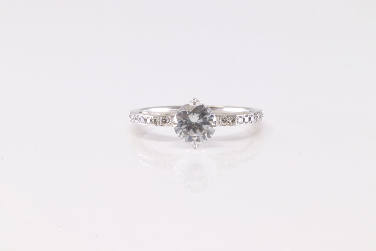 Elegant Diamond Ring 18Kt. (1 of 4)