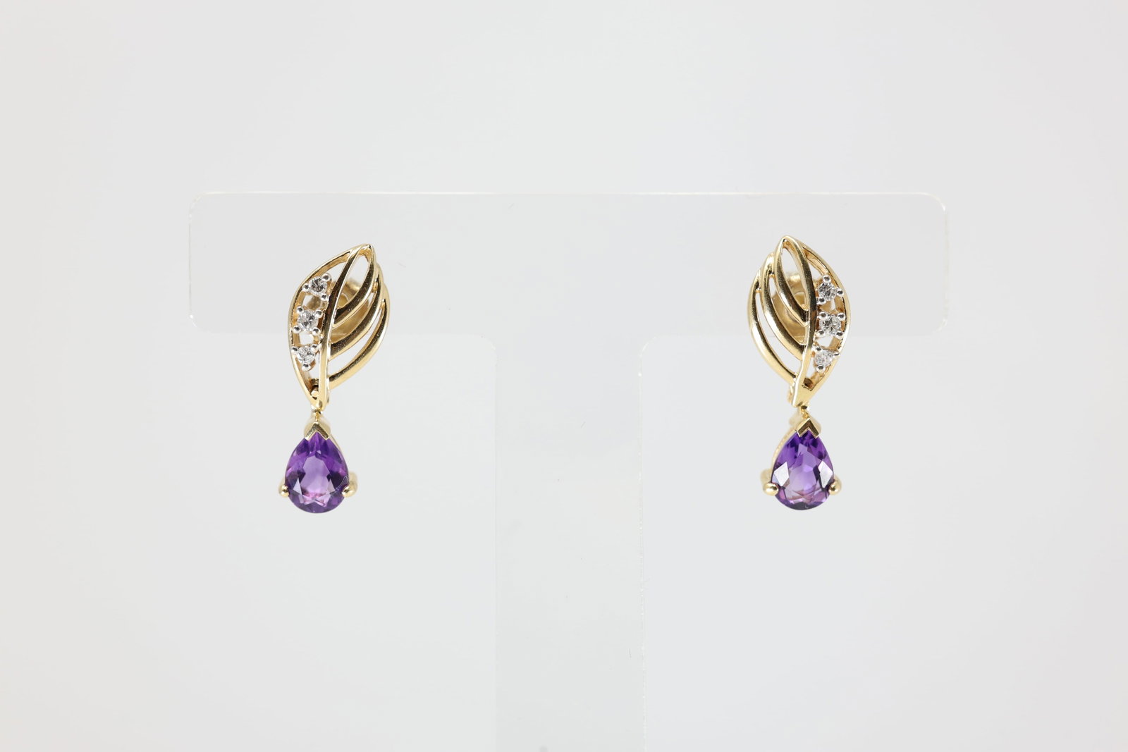 Amethyst & Diamond Stud Earring 14Kt.: Ladies 14Kt Yellow Gold Amethyst & Diamond Stud Earring. This Gorgeous Earring's has 2 Amethyst Gemstones With 6 Round Brilliant Diamonds.Total Weight: 3.38 Grams.