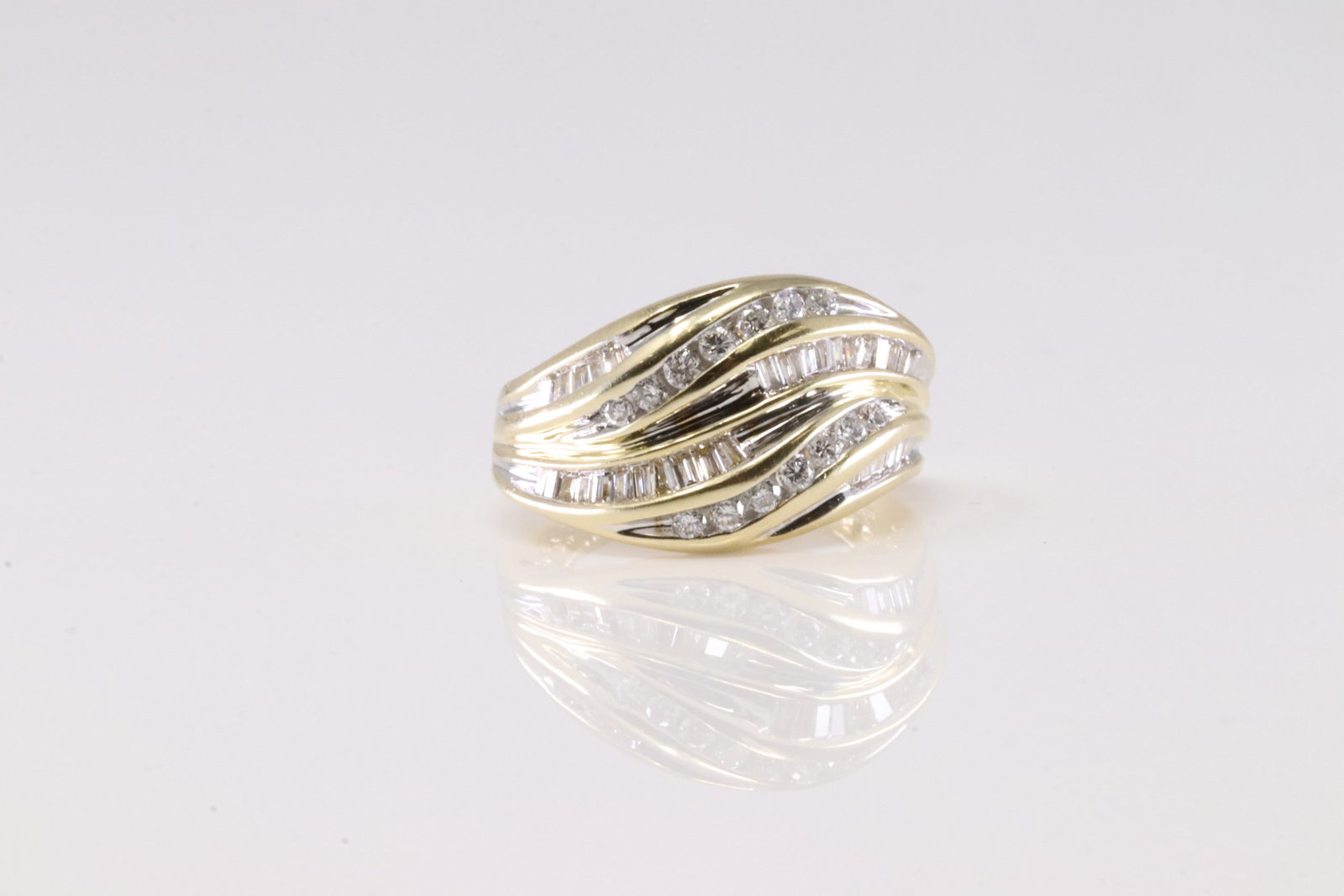 Diamond Ring 14Kt.: Ladies 14Kt Yellow Gold Diamond Ring. This Elegant Ring has Baguette & Round Diamonds. Ring size: 4.00.