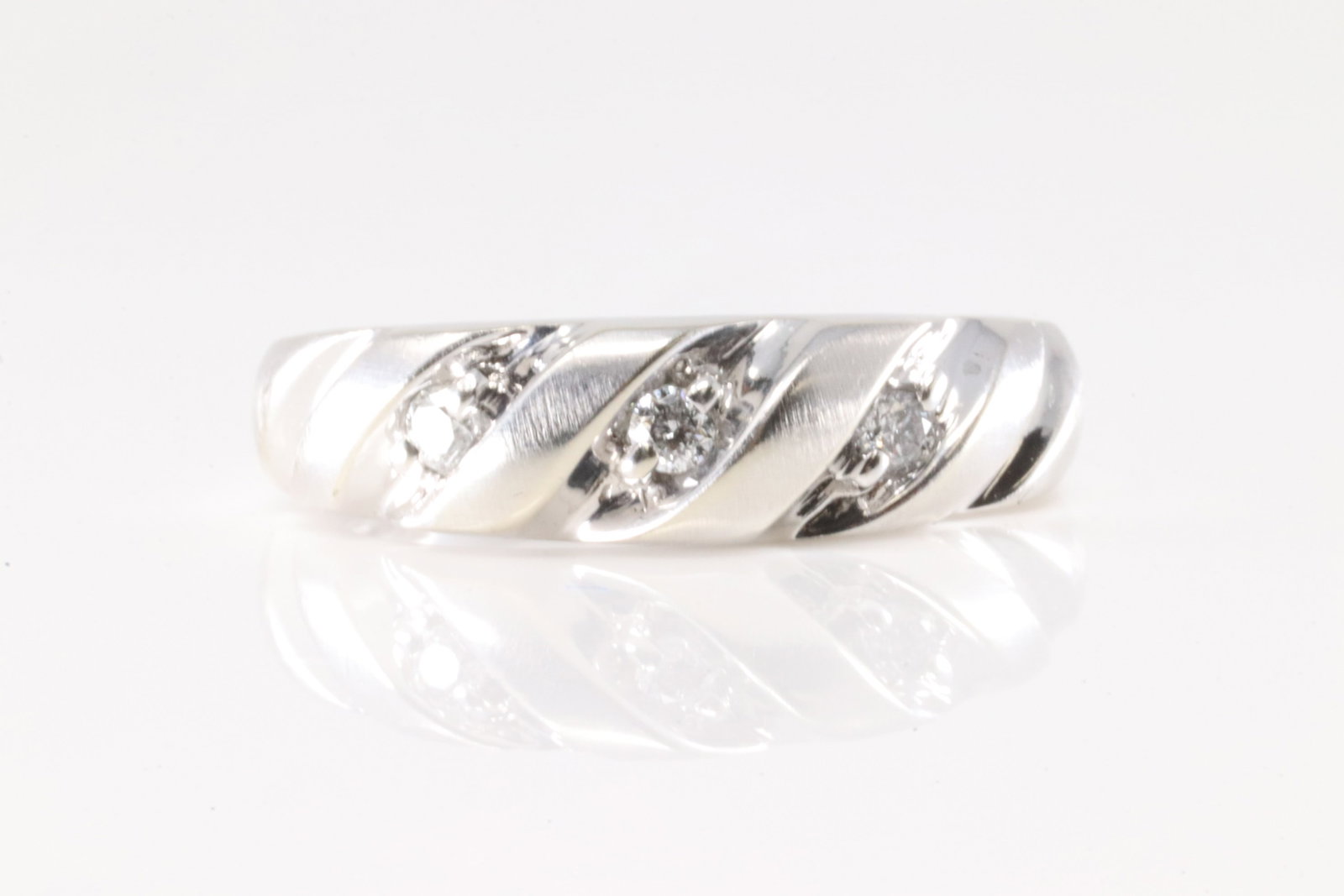 Diamond Ring 14Kt.: Ladies 14Kt White Gold Diamond Ring. Ring has 3 beautiful brilliants diamonds. Diamonds weight approx: 0.25ctw. Ring size: 4.50. Total weight: 2.70 Grams.
