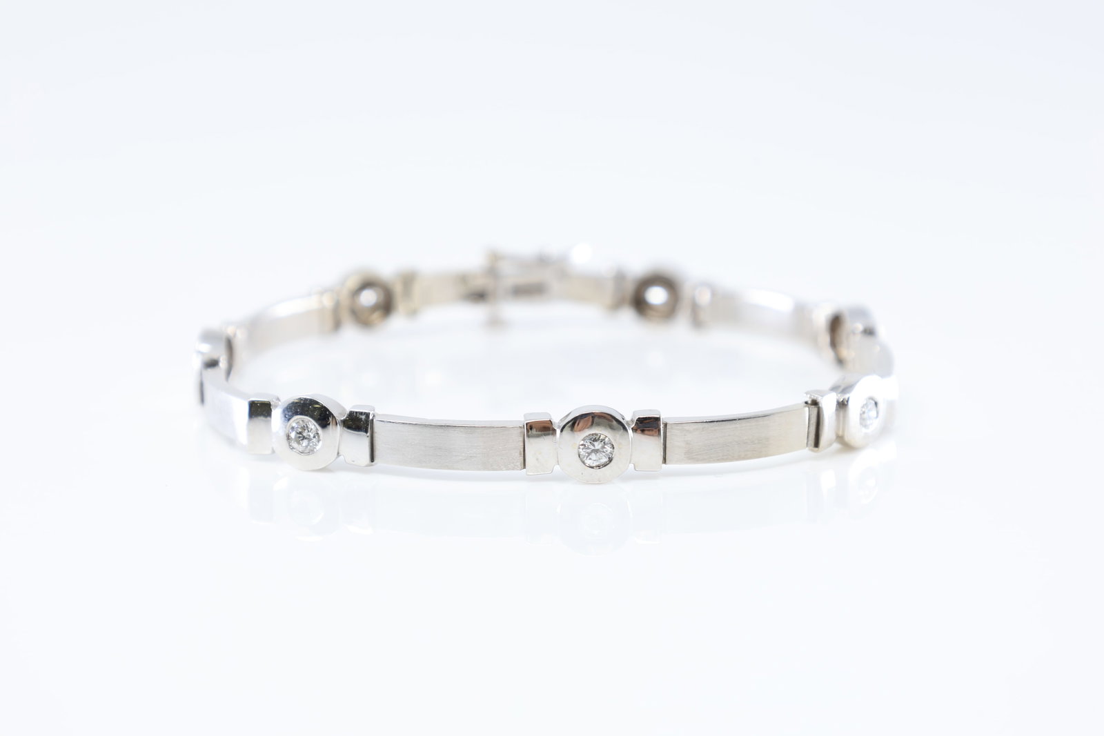 Diamond Bar Bracelet 14Kt.: 14Kt White Gold Diamond Bar Bracelet. this bar and diamond bracelet has bezel set diamonds separated by gold bar links, with 7 round brilliants diamonds. Diamonds wieght approx: 0.50ctw. Bracelet leng