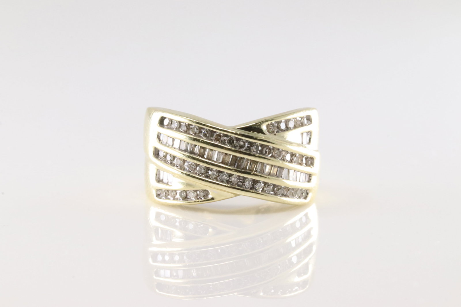 Diamond Ring 10kt.: Ladies 10kt Yellow Gold Diamond Ring. This Elegant Ring Has A Total Of 71 Baguette & Round Brilliant Diamonds. Diamond Weight Aprox: 0.85 ctw Ring Size: 7.00. Total Weight: 5.30 Grams.