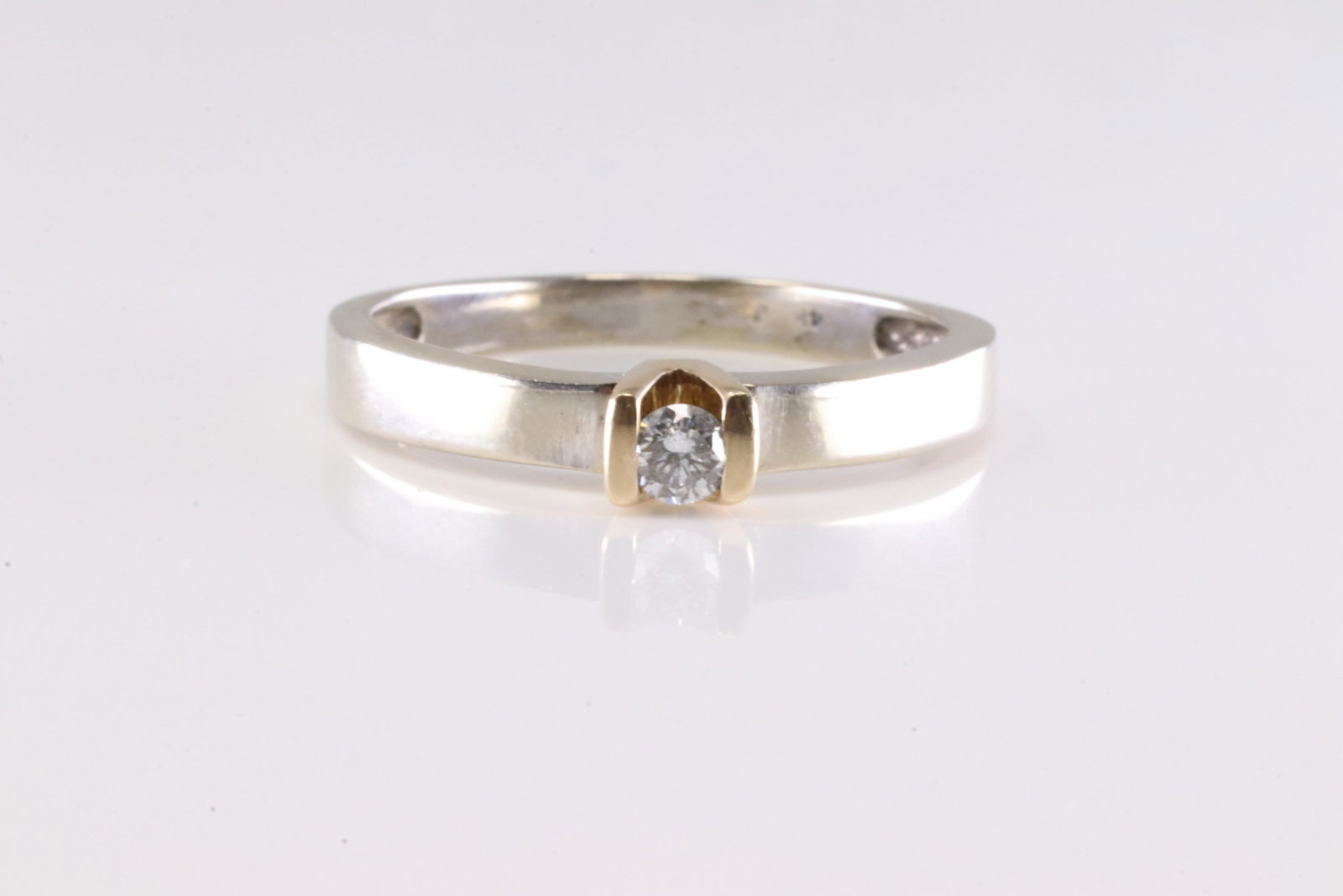 Diamond Ring 14Kt.: Ladies 14Kt Yellow Gold Diamond Ring. This Elegant Ring has Solitaire Round Diamond. Ring Size: 8.00. Total Weight: 2.75 Grams.