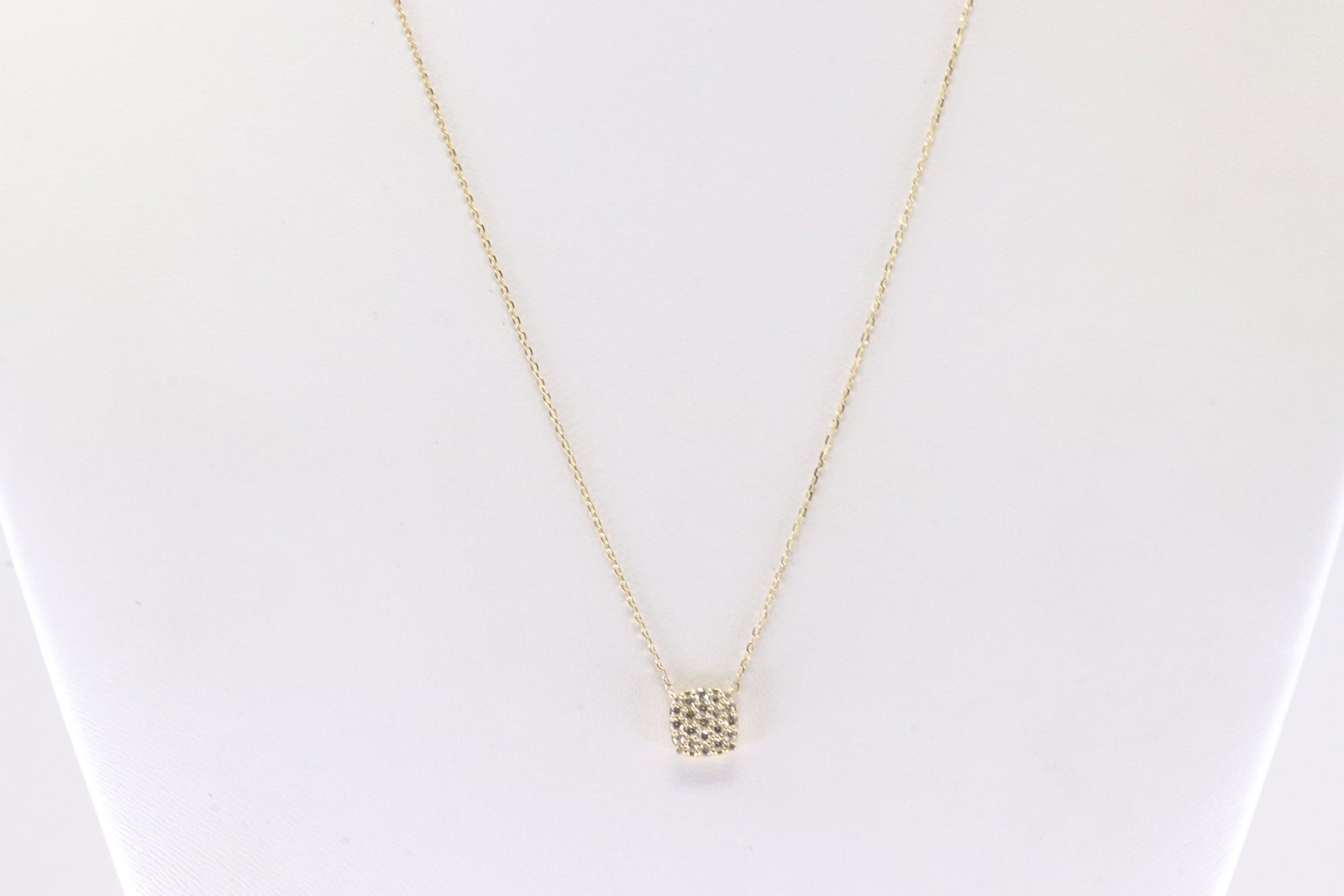 Diamond Necklace 10Kt.: Ladies 10Kt Yellow Gold Diamond Necklace. This Elegant Necklace has 23 Round Sparkling Diamonds. Diamond Approx Weight: 0.25ctw. Necklace Length: 18.00.