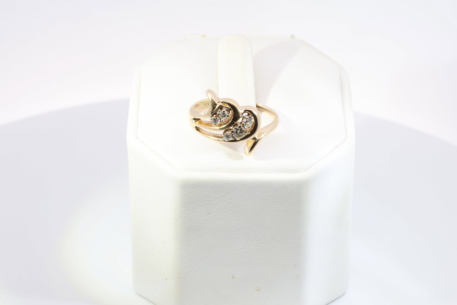Diamond Ring 14Kt.: Ladies 14Kt Yellow Gold Diamond Ring. Ring has Design with 5 Brilliants Diamonds. Diamonds weight: 0.70ctw. Ring size: 8.50. Total weight: 5.40 Grams.