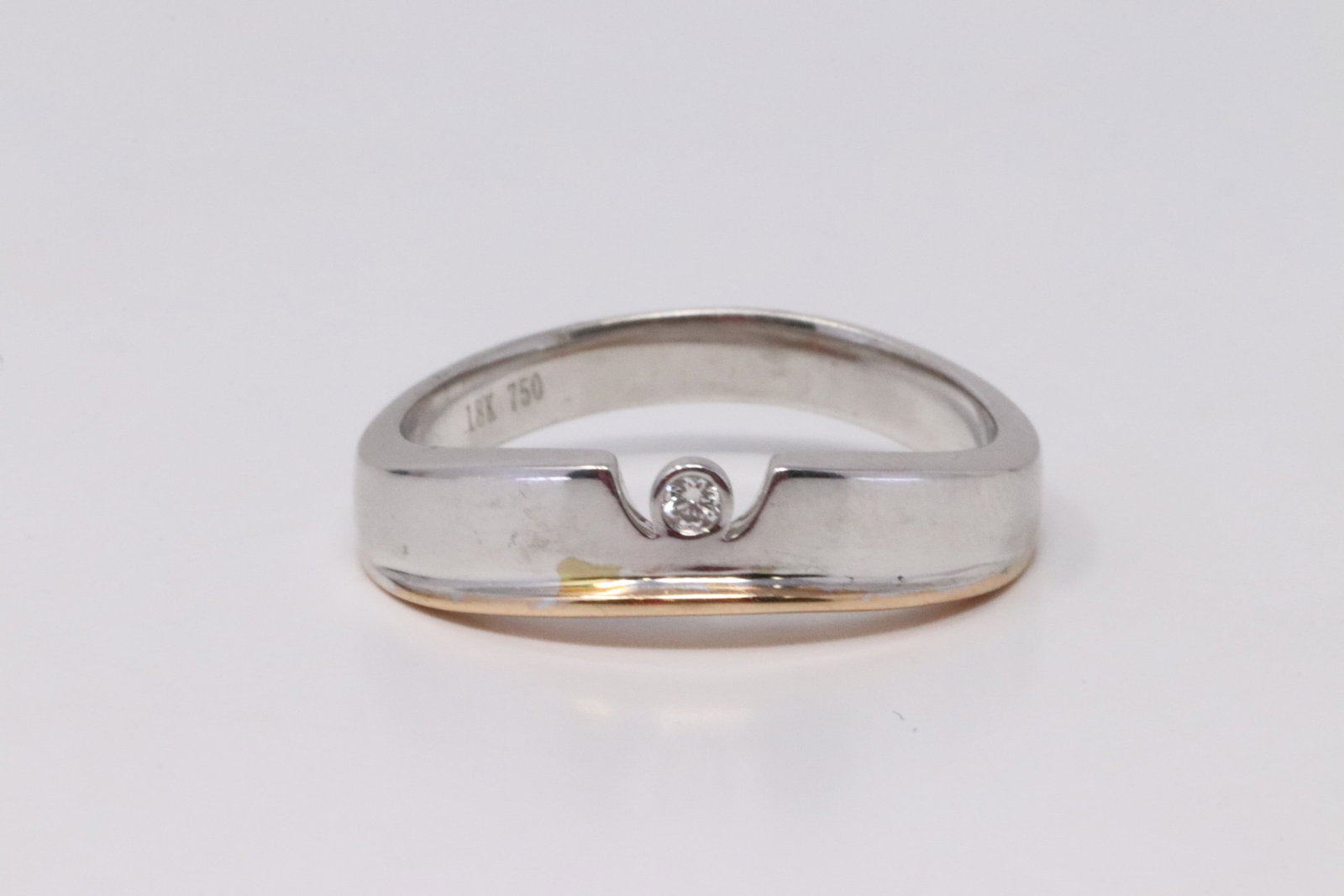 18Kt White Gold Diamond Ring.: 18Kt White Gold Diamond Ring. Ring has Mix Gold & One Diamond. Diamond weight: 0.03. Ring size: 8.50. Total weight: 5.75 Grams. SU-77FLP