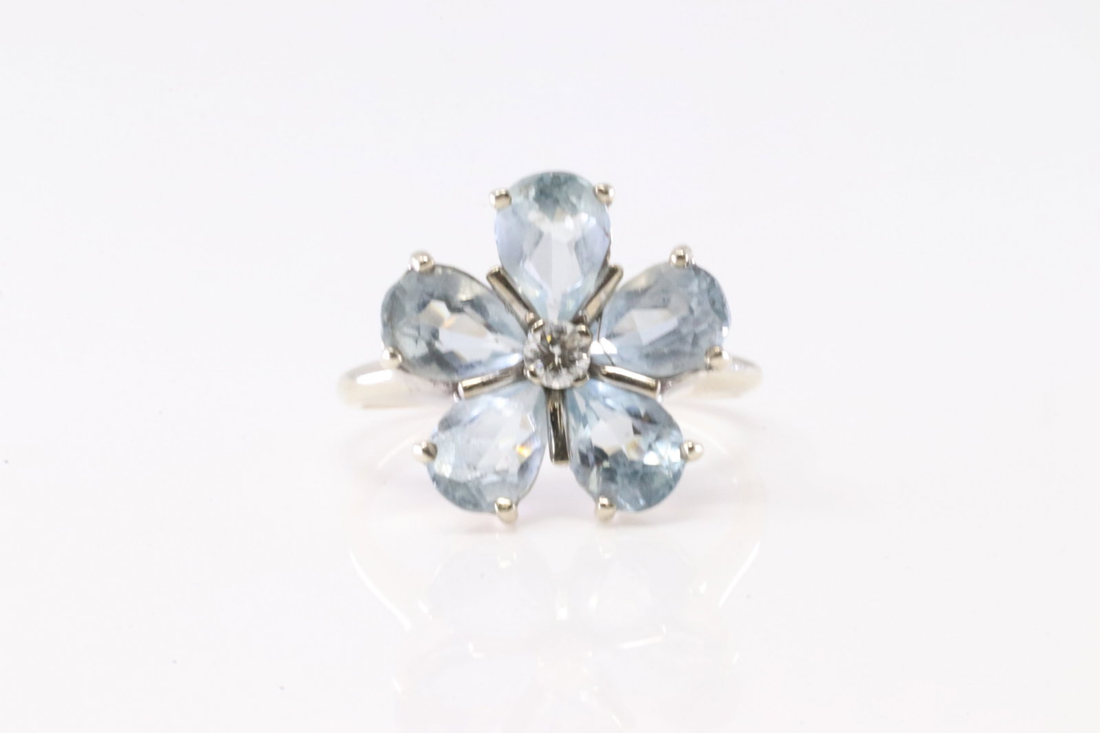 Aquamarine & Diamond Ring 14Kt.: Ladies 14Kt White Gold Aqumarine & Diamond Ring. This Charming Ring has Flower Design with Aquamarine Gemstone with one Diamond. Ring size: 6.25. Total weight: 4.24 Grams.