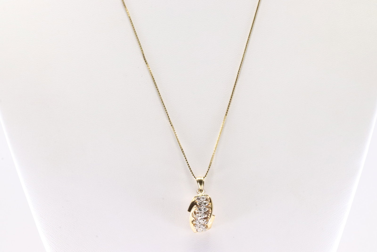 Diamond Pendant / Necklace.: Yellow Gold Diamond Pendant & Necklace. This Elegant 10K Pendant has 14 Sparkling Diamonds with A 14K Necklace. Necklace length: 18.00" Total weight: 0.30 ctw 5.13 Grams.