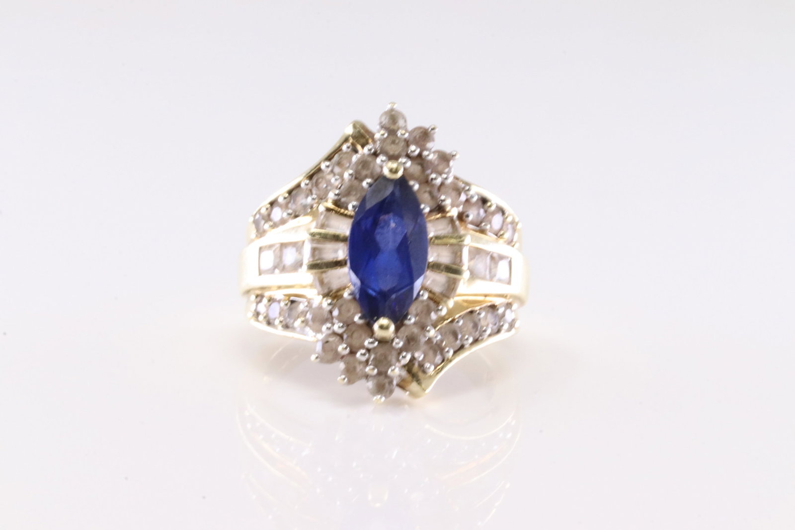 Sapphire & Diamond Ring 10Kt. (1 of 4)